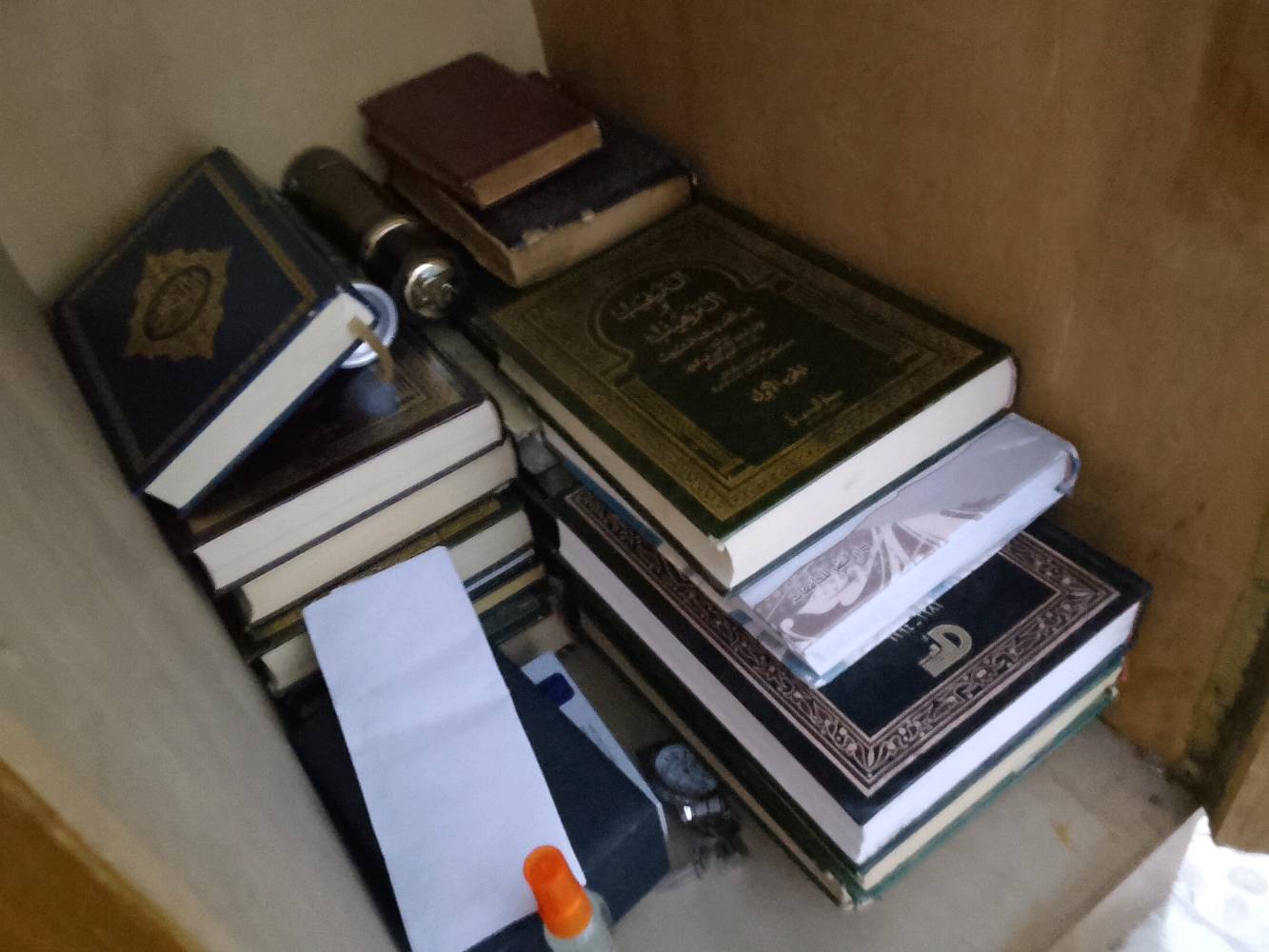 كتب للبيع أكثرهن دينية الفريقين ورقية ومجلدات كاملة واجزاء السعر مناسب مكاني الحرية بغداد