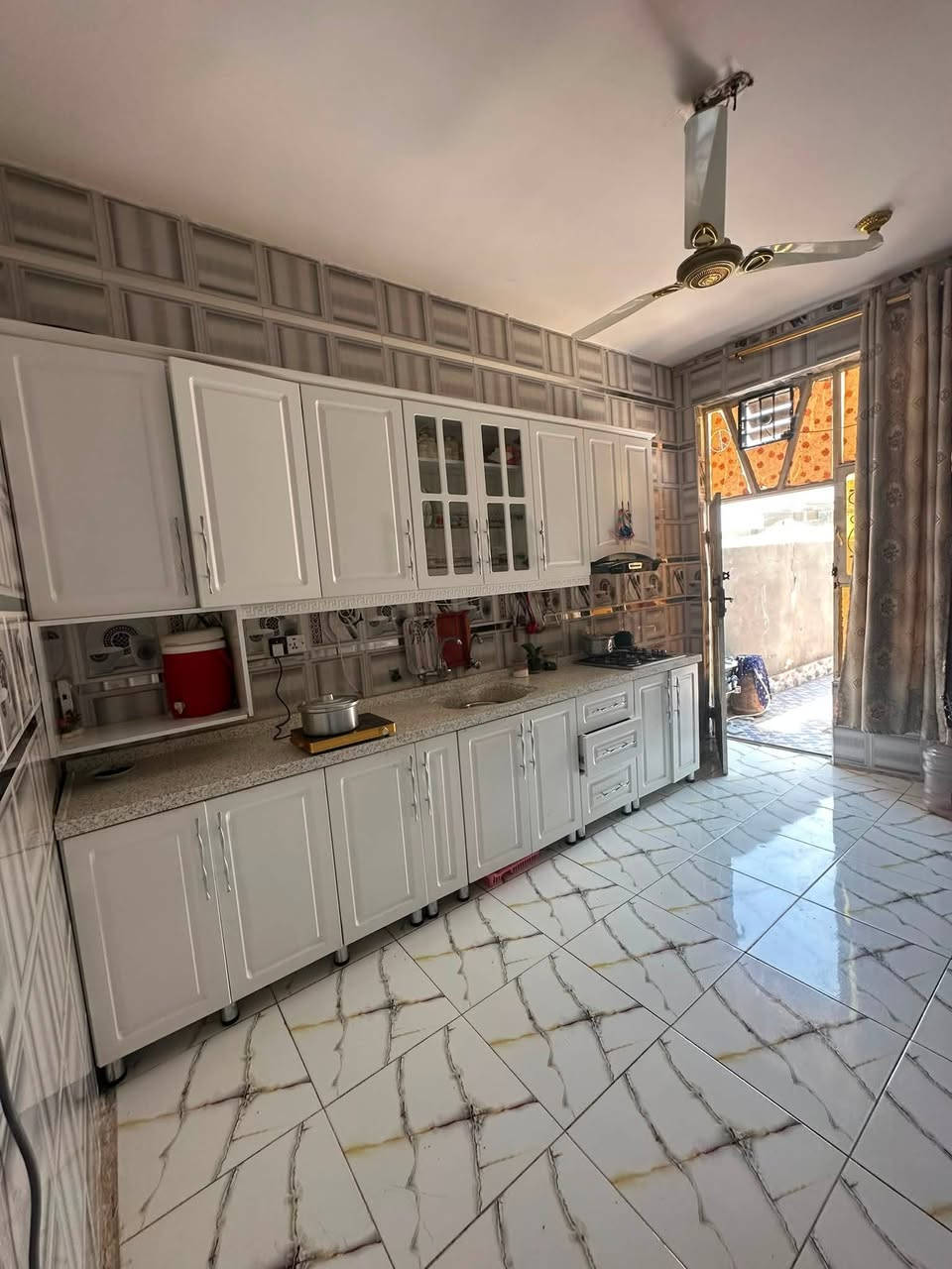 دار سكن طابو صرف في حي ( الأمير الثاني )
بجانب مدرسة ( الصالحين )

مساحة ١٥٠ م - بناء طابوق - سقف صب كونكريت
((( ٣ غرف نوم ))) - (( طابقين )) 
صحيات داخلية عدد ٢ + خارجية 
بناء درجة أولى 
خدمات قيد الأنشاء - مجاري - تبليط 

(( شارع بعرض ٢٠ م ))- بناء سنة ٢٠٢٠

للاستفسار مراجعة مكتب غازي للعقار   
واسط - الزبيدية - قرب أفران المائدة  *********** 
***********
