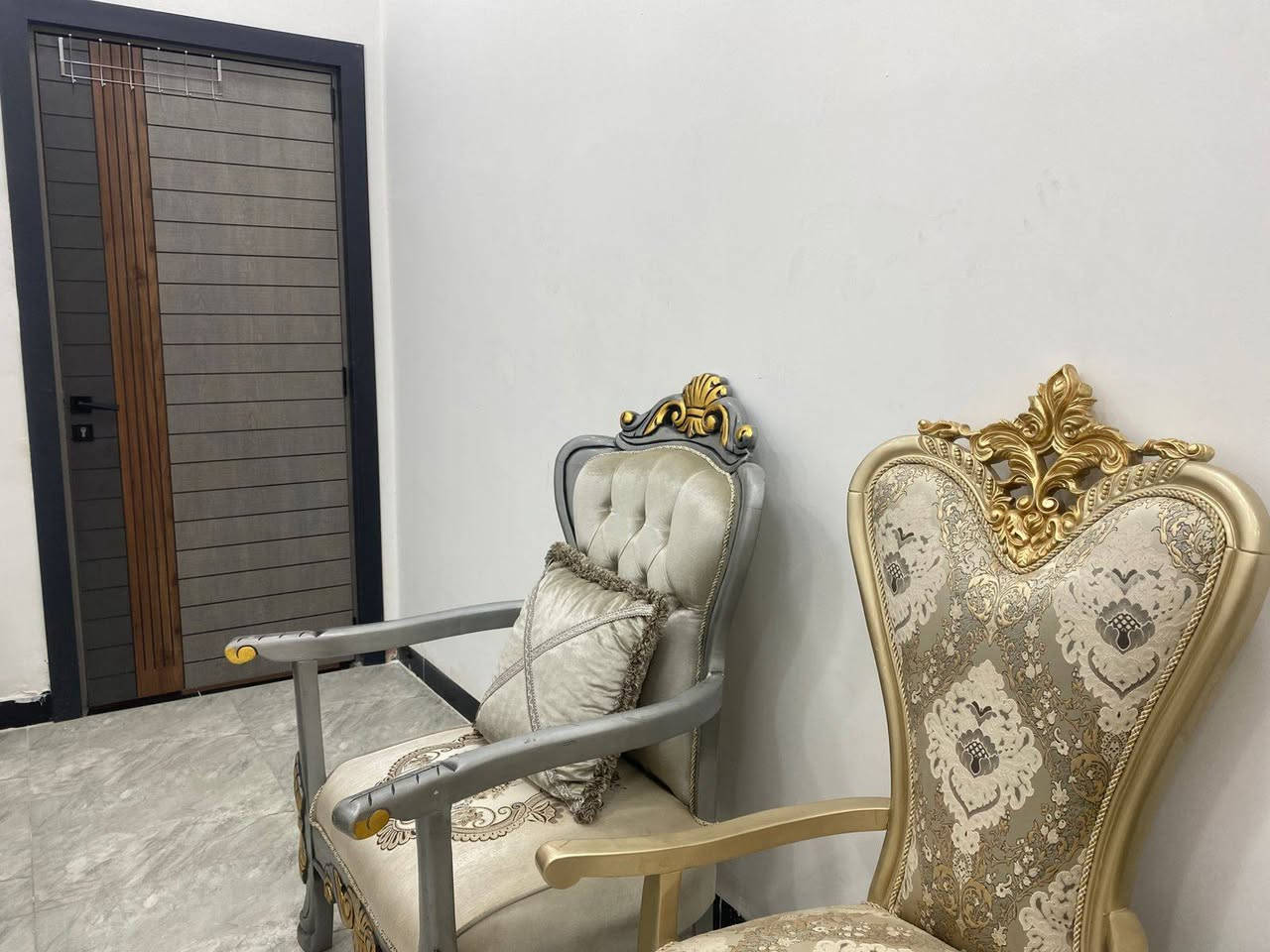 السلام عليكم بيت زراعي سند 25 اقرار محكمة الواجهة ٧ ونص
النزال ٢٠
المساحة ١٥٠ متر
الارضي :
مطبخ و صالة و حمام و هول و غرفة نوم ماستر
والطابق الاول : غرفة نوم ماستر و هول حولي.
العنوان بغداد الكرخ كفائات السيديه خلف كليه السلام 
السعر 145 وبي مجال قليل للاستفسار(***********) وتساب موجود اواتصال
