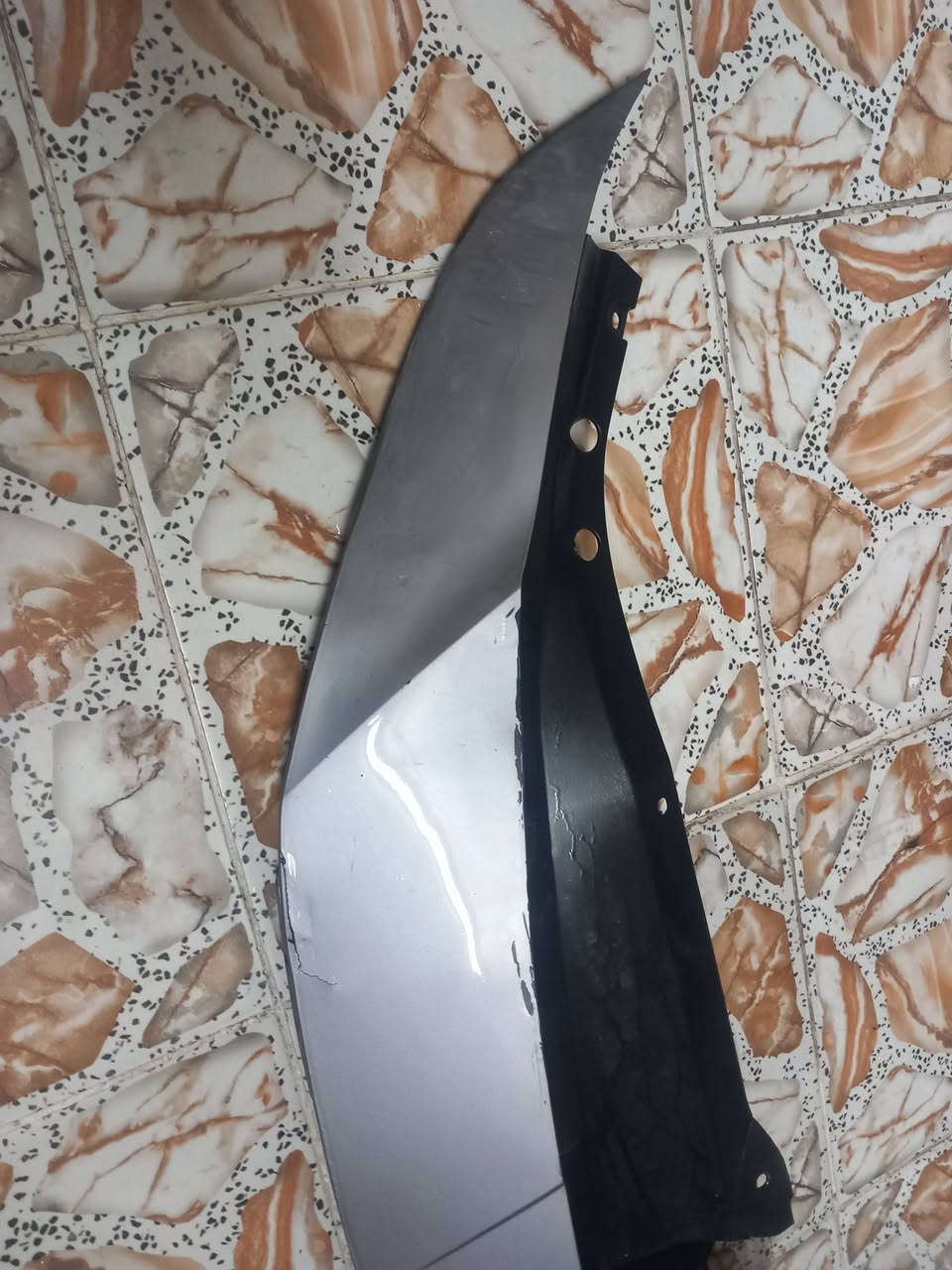 السلام عليكم 
كصه النترا ٢٥
بيه تصليح شي قليل
***********
مكان بغداد
