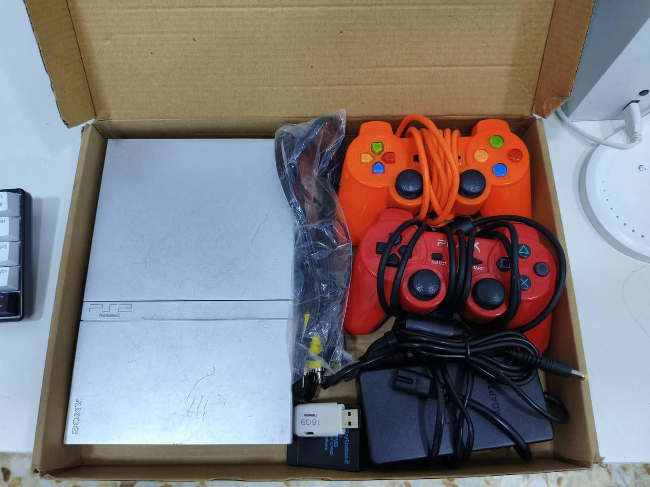 Playstation2 silver edition
بلي تو سيلفر كله بلادي ممصلح ممفتوح بعده بليبل الشركة 
مهكر وجاهز شغل والعب 
نظافة جيدة 
ويا يدات 2 
فلاش 
ميموري 
كيبلات جاهزة 
السعر 70 الف مع التوصيل 
عنواني حلة 
***********
