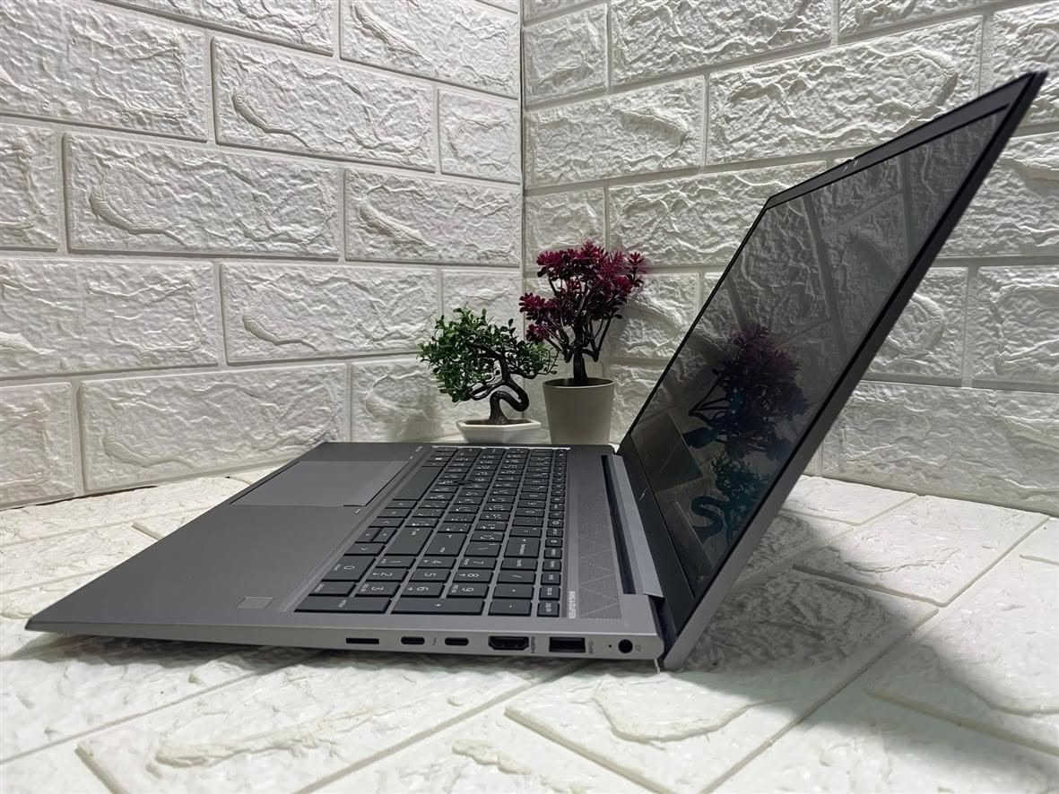 لابتوب الألعاب والبرامج القوية HP ZBOOK 15 FIREFLY G7 (شاشة لمس)

من أخف و أنحف أجهزة الـWorkstation (الهيكل معدني من الألمنيوم، متين وفخم جداً).

 

معالج قوي: كور 7 .. جيل 10 

رام: 16 كيكا DDR4 

هارد: 512 SSD نوع M2 (أسرع من SSD العادي إللي هو أصلاً سريع)

كارت شاشه داخلي  Intel UHD Graphics بحجم 8 كيكا 

كارت شاشه خارجي NVIDIA Quadro P520 بحجم 4 كيكا 

شاشة لمس 15.6 انج FHD 

فل كيبورد عربي انكليزي

منافذ كثيرة ومناسبة لكل الأعمال الاحترافية مع منفذين تايب سي ( ثندربولت )

#السعر 650 الف مع حقيبة و ماوس و ماوس باد 

مكاني بغداد العدل (توصيل #مجاني بكل العراق)

واتساب ***********
