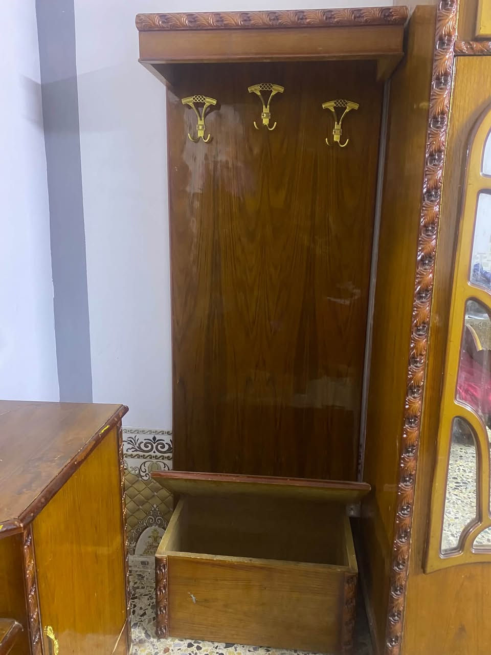 السلام عليكم غرفة نوم صاج داخل وخارج سته باب ملحق المكان المعامل الباويه السعر 750 وبيها مجال بسيط التواصل ***********

