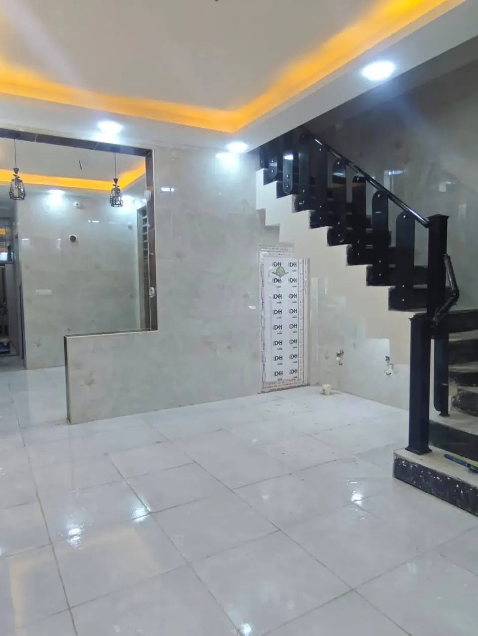 دار للبيع المساحه 100 متر طابقين صب كونكريت درجه اولى
غرف 3 استقبال صاله عدد 2 مطبخ صحيات 
حي ميسان قطاع 22 قرب شارع الكيات 
السعر 155 مليون 
مكتب الفحام 🌹 واتساب ***********
