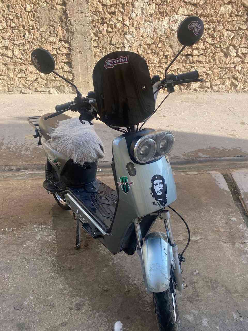 السلام عليكم )) ماطور شحن للبيع خمسه بطارية /بطاريات اخو الجديد انطيهن شرط الكشر شويه تعبان (( العنوان موصل الجانب الايمن راس الجاده )) رقم الهاتف *********** السعر (325) بي مجال بسيط

