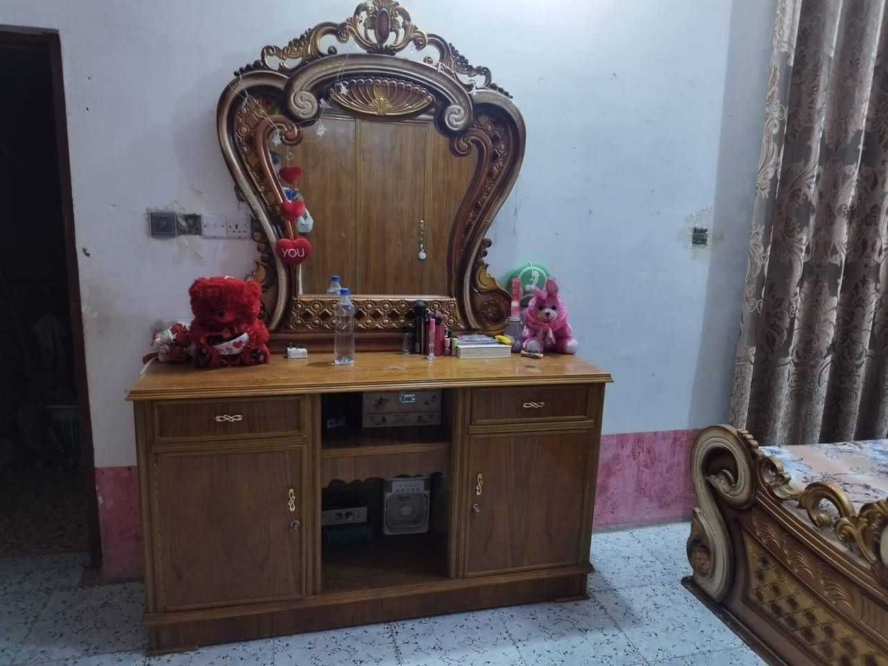 غرفة للبيع
مكلف بالنشر 
مكلف بالنشر لتسهيل أمور الناس 
صاحبها امسكمها بمليونين وربع ويريدها ب٧٥٠ ألف وهذا رقمه 
***********
