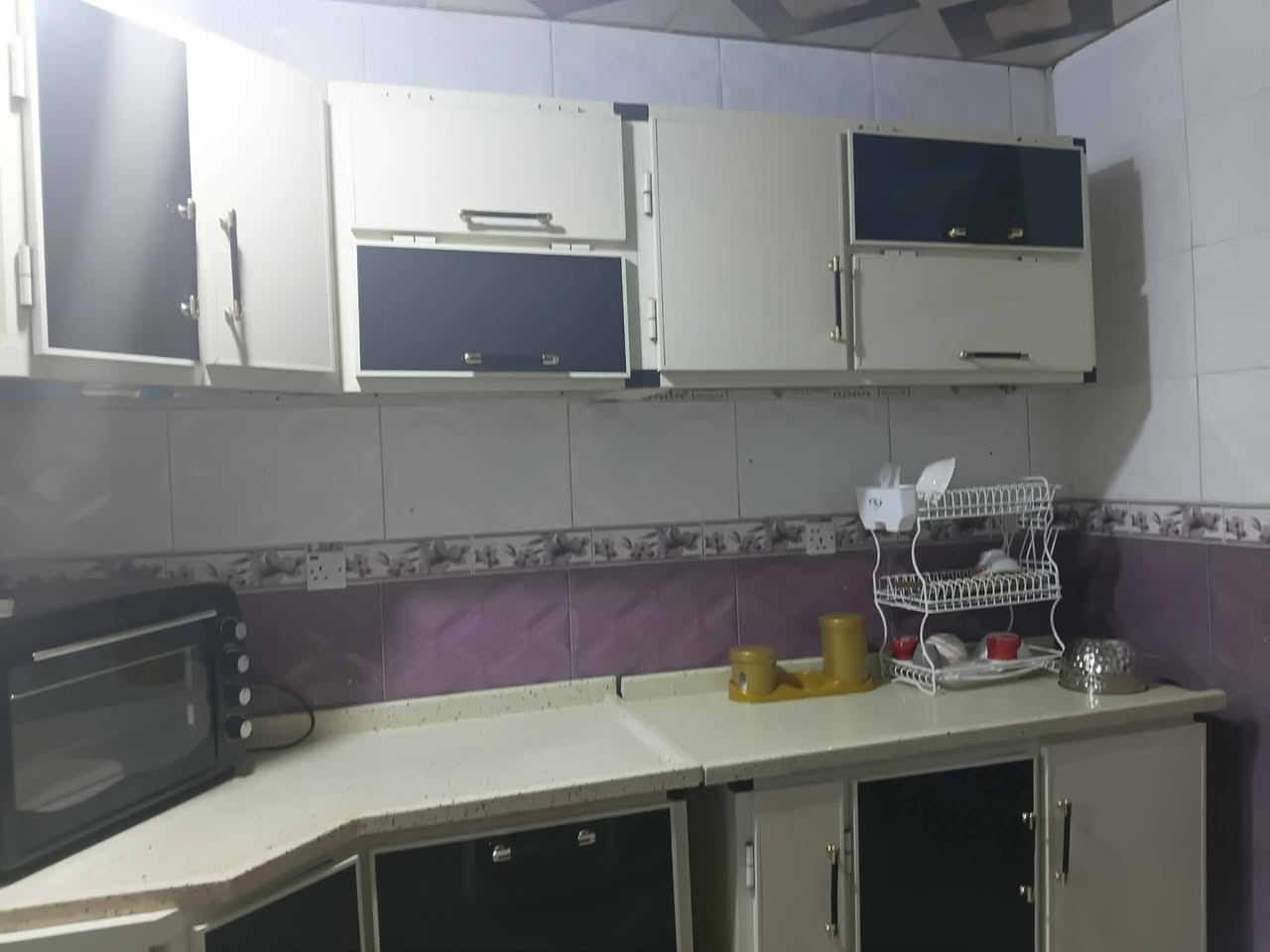 سلام عليكم كاونتر 5قطع طوله 2متر و70 وسنك 1متر ونص كله كرانيت تفصال اخو الجديد بعده بنايلون بيع او مراوس عنوان بلد جمعية ليمام ***********
