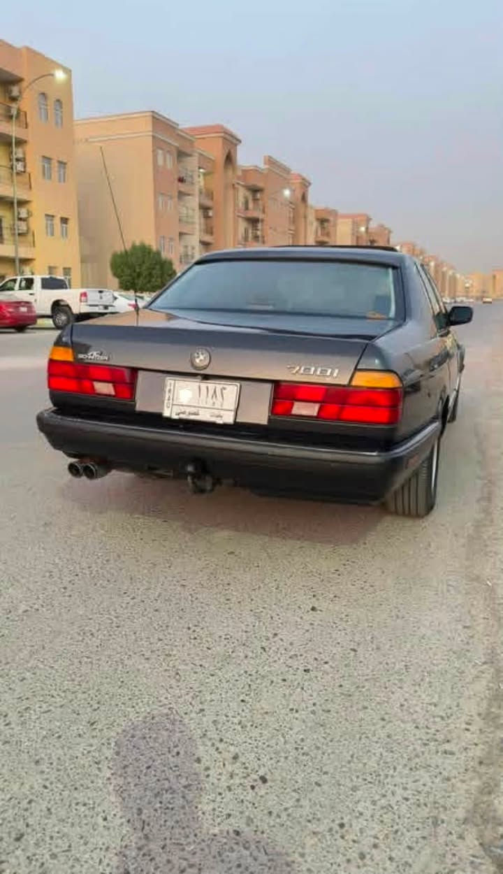 بي ام موديل 1992  صبغ عام جمالية حجم 735 محرك 6 سياره نضيفه جدا تبريد ثلج رقم مميز بسمي للستفسار ***********
