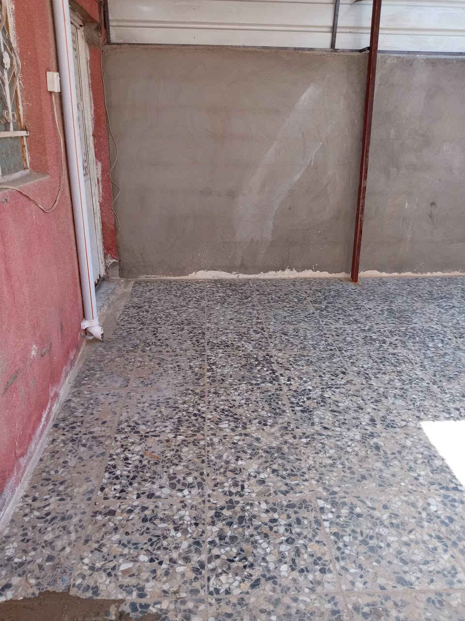 بيت مساحته ١٠٠ متر  طرمة كبيرة مع صحيات خارجية البيت مدخلين استقبال او حولي او خدمات او غرفة  عنوان البيت الاصلاح شارع الجزيرة خلف جملة الأخوين على اليسار ايجارة ٢٠٠ الف   الاتصال على هذا الرقم ***********
