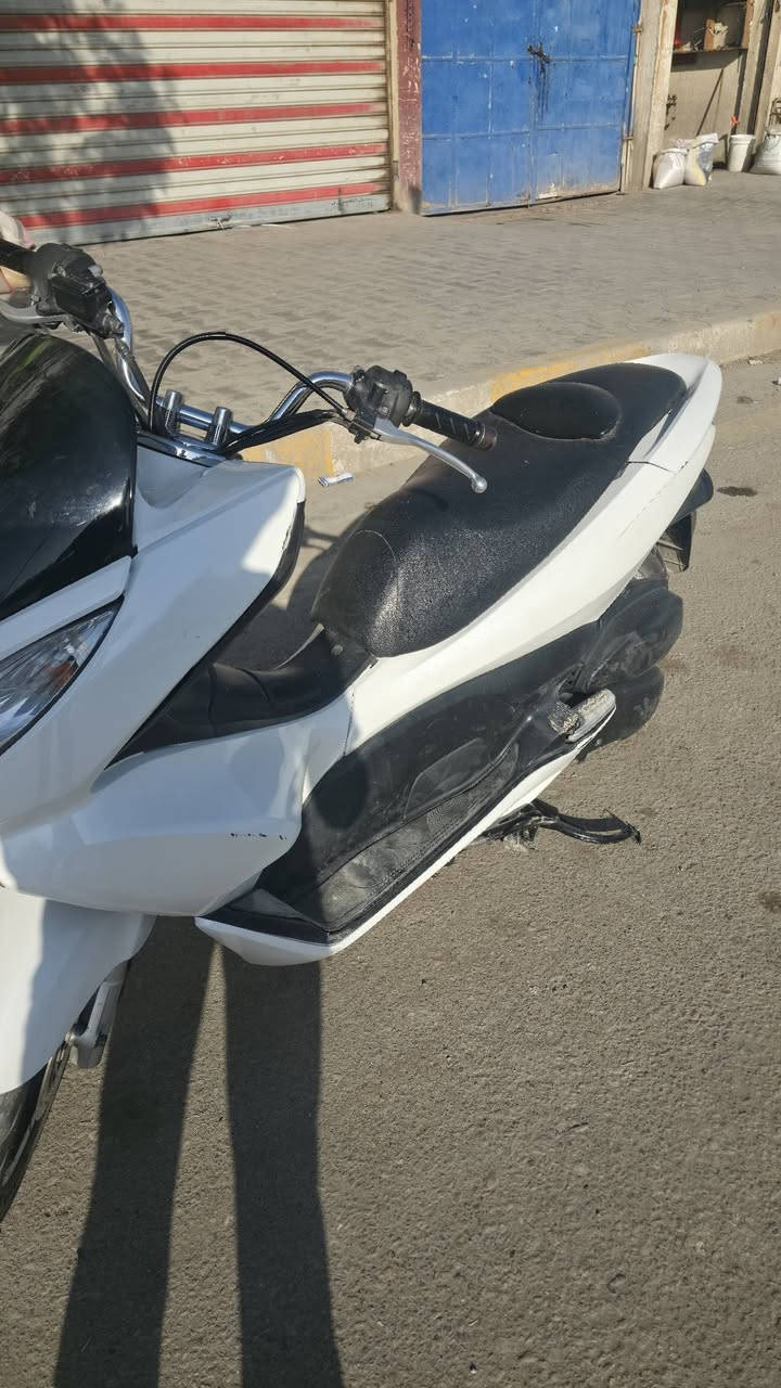 السلام عليكم PCX جيل اول ياباني للبيع 
السلام عليكم دراجة( PCX  ١٥٠جيل اول ياباني) للبيع ماشية الدراجة ٢٦ الف و قابل للزيادة  السعر المطلوب مليون و ٢٥٠ الف 
الدراجة  واكعة على الصفحة اليسرة و مشخوطة شي قليل مبين بلصور  الكهربائيات كلهة شغالة  و المكينة ناعمة و مكفولة و االغراض الحاطهة بيهة كلهة من مجمع ابو ليث و كلهة وكالة هوندا  
مكان الدراجة بابل المركز شارع ٤٠  *********** _ ***********
