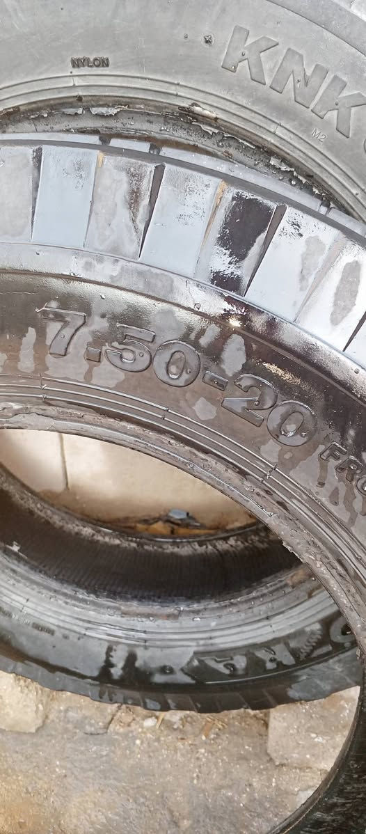 السلام عليكم زوج تايرات بلاروس للبيع نضاف ما مشتغلات قليل حجم 20_7.5 مثل ما تشوف الصور نضاف المكان الناصرية الاسكان الصناعي الشراي يتصل وبي خير ويتدلل  ***********

