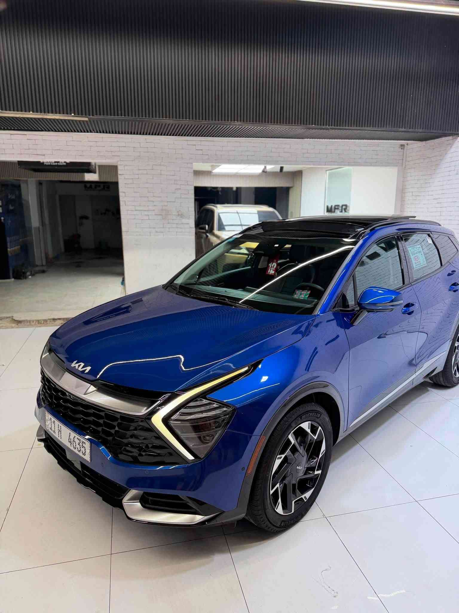 2025 kia sportage sx prestige
٢٠٢٥ كيا سبورتج اس اكس برستيج اعلى مواصفات 
محرك 2500
دخول جديد لون جويتي ازرق
ماشية 14 الف ميل وبعدها على مشي امريكا 
رقم بغداد مميز ٤ مراتب 
ضرر السيارة سطحي بدون اي دواخل شاصي ولغد كفالة
بدون ايرباك !! بدون ايرباك !! 
جاملغ جهة اليسار وبنيد صبغ

١- بانوراما 
٢- كامرات محيطية ٤ امامية وخلفية وجانبية ومن تنطي اشارة تشتغل الكامرة بالكيجات
٣- رادار امامي وخلفي وجانبي نقط عمياء وتحديد مسار وقيادة آلية
٤- حساسات امامية وخلفية 
٥- كشنات جلد اسود 
٦- كشنات كهرباء وخزن  وتبريد وتدفئة وستيرن تدفئة
٧- سستم صوت هارمن كاردن مع سبوڤر بالصندوق 
٨- لايتات عدسات 
٩- اوتو هولد 
١٠- مساعد النزول من المنحدرات 
١١- سايد بريك الكتروني بصمة 
١٢- صندوق كهرباء 
١٣- شاحن موبايل وايرليس 
١٤- تبريد مناخين منفصل امامي وخلفي 
١٥- كيجات دجتال تتغير اشكالهن مع شاشة كبيرة اكبر حجم 
١٦- انارة داخلية LED 
١٧- ويل كب حجم ١٩ 
١٨- نظام ستارت اند ستوب 
١٩- منافذ شحن بالكشن 
٢٠- تشغيل عن بعد 

السعر 228$ ورقة وبيها مجال 
***********
مكان السيارة بغداد البنوك
