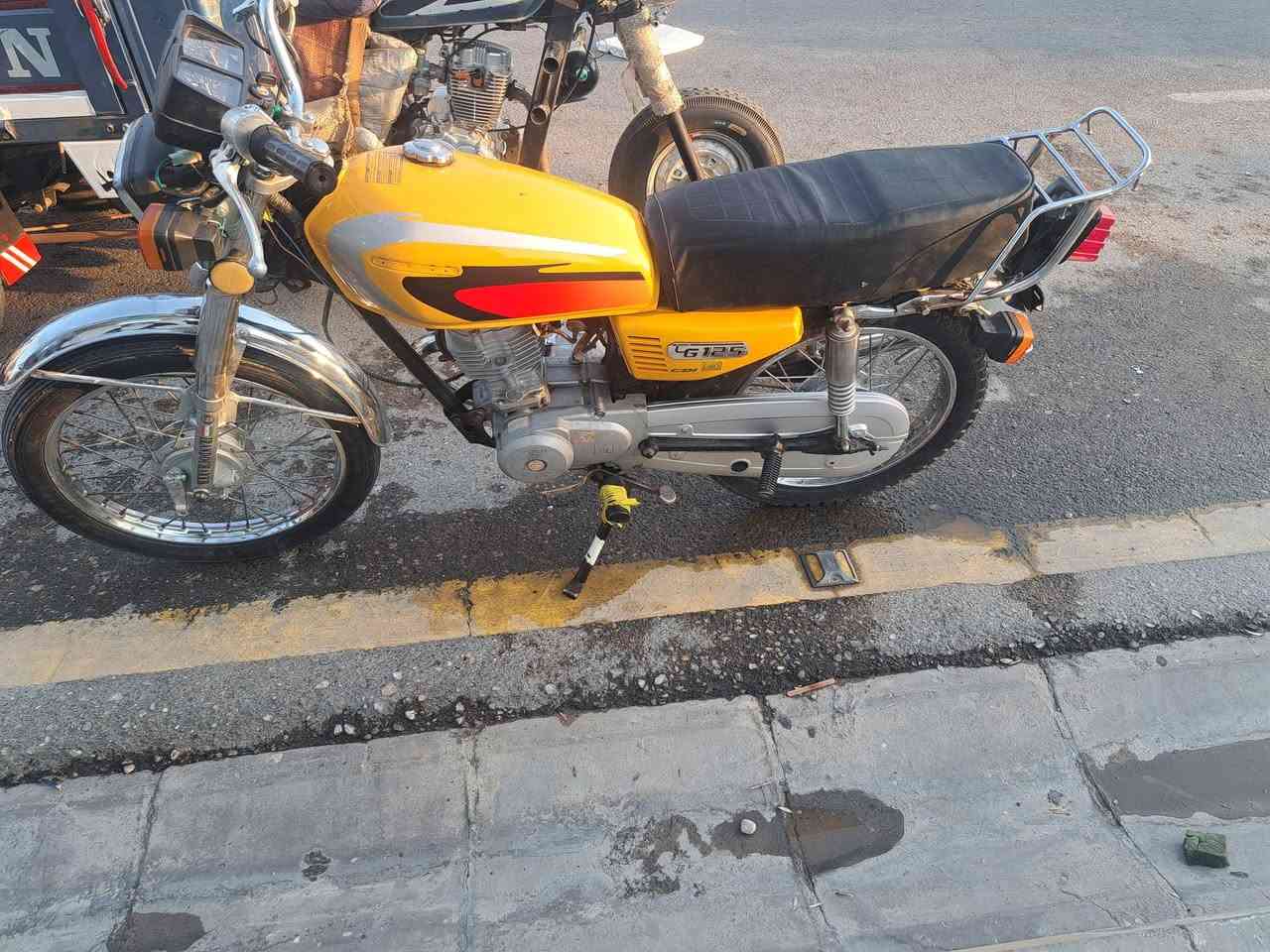 دراجه للبيع موديل 19 نامه أوراق اصوليه
دراجه جاهزه ونضيفه كهربائيات شغاله بيها بس دبلات اماميه بيهن عواج 
محرك نضيف لاتنقيص وصوت ناعم
سعره ٤٥٠ 
***********
قضاء الحي
