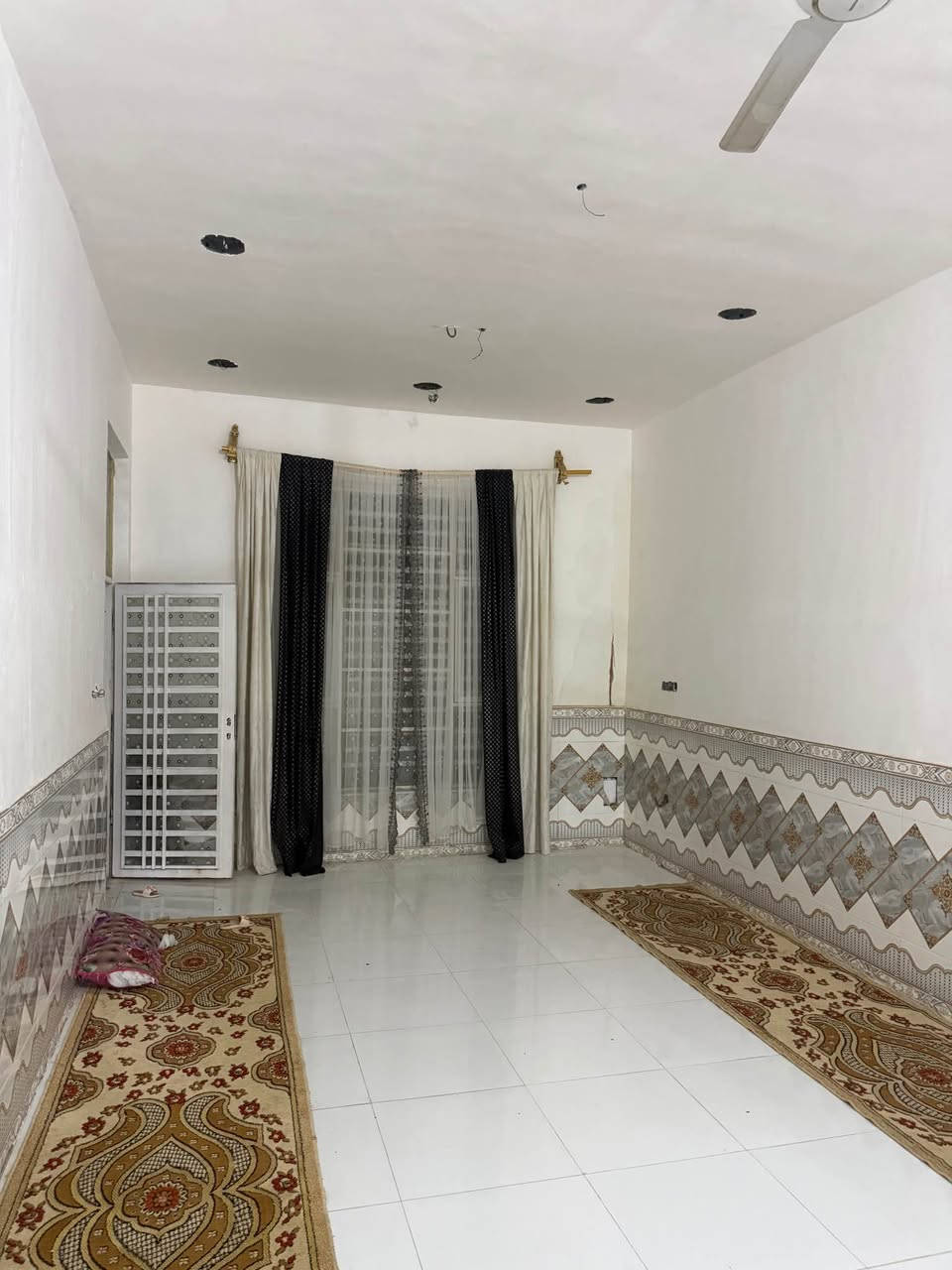 بيت مساحته 200متر للبيع غرفتين وصاله ومطبخ واستقبال وصحيات وكراج سياره السعر 87في منطقه سيد جميل خلف المدرسه الصينيه للاتصال *********** عمارة, ميسان

