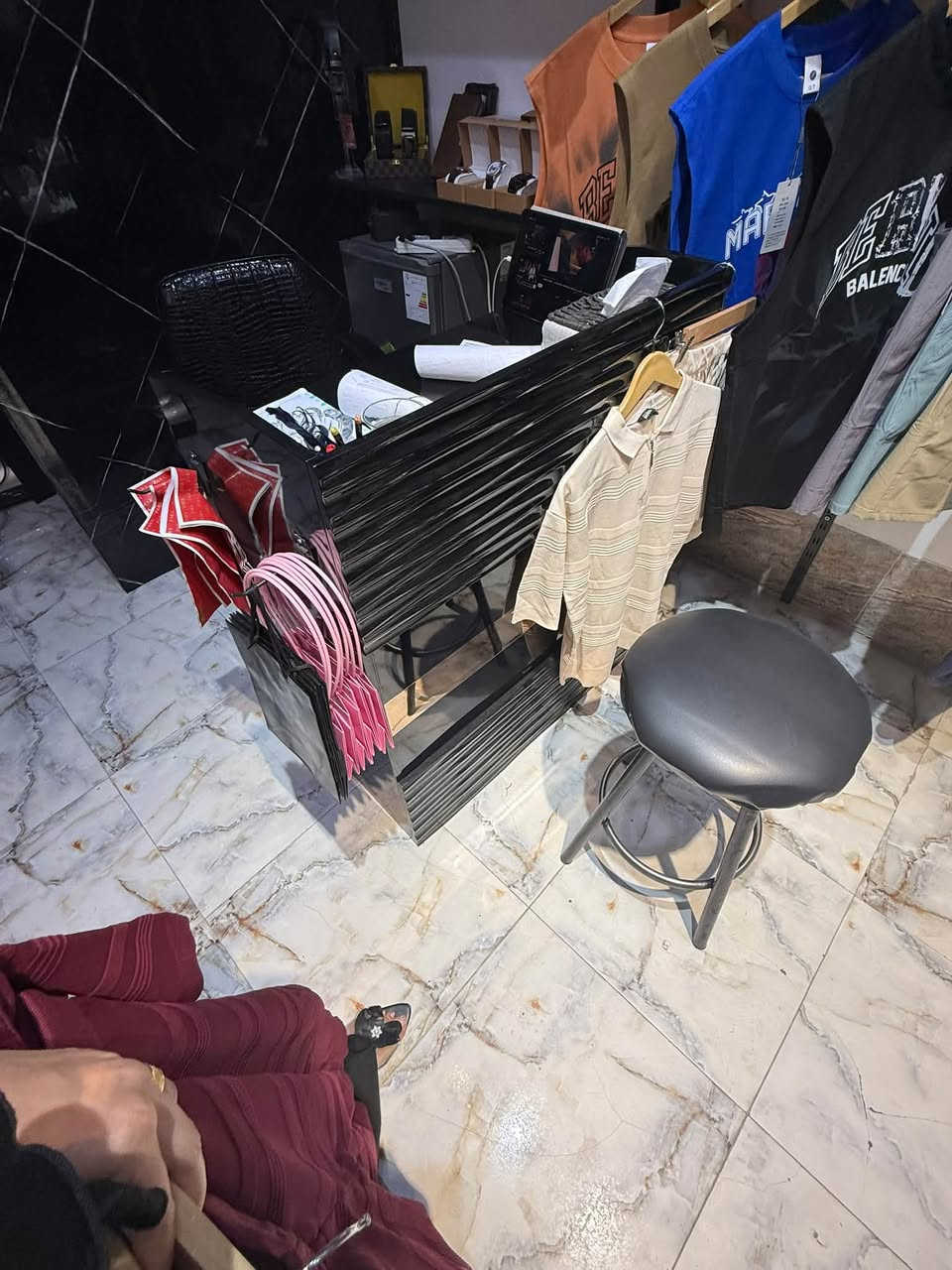 ستول عدد ثنين وكرسي وميز مال كاشير جديد كلش صار شهر ستخدام أريدهن 250000 ب ميتين وخميس الف قفل عنواني بغداد الحمدانيه قرب جامع علي ولي الله***********
