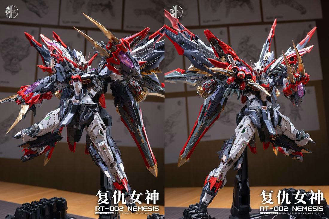 كاندام Infinite Dimension RT-002 Nemesis بمقياس 1/100، وهي عبارة عن مجسم ميكا (Mecha Model Kit) يُبنى يدوياً ومصمم بتفاصيل عالية تذكرنا بمجسمات الغندام (Gundam). 
يحمل هذا الإصدار اسم Advanced Strategic Revenge Titan (تيتان الانتقام الاستراتيجي المتقدم)، وقد صدر كنسخة تذكارية بمناسبة الذكرى العاشرة (10th Anniversary Commemoration) لانطلاق الشركة المصنعة.
 أبرز مواصفات هذا النموذج:المقياس: 1/100 (يبلغ طول المجسم بعد التركيب حوالي 22 إلى 24 سم).الهيكل الداخلي: يأتي مع مفاصل مصنوعة من مادة POM عالية الجودة لضمان الثبات والقدرة العالية على اتخاذ وضعيات حركية وديناميكية ممتازة.الملحقات والتفاصيل: يتضمن ملصقات معدنية عاكسة (3D Metal Stickers)، أجزاء معدنية محفورة (Metal Etching Parts)، وترسانة متنوعة من الأسلحة والأجنحة الضخمة القابلة للفصل والتشكيل.
متوفر لدينا للبيع يوجد توصيل لجميع المحافظات واتساب ***********

نص مكتوب في الصور:
- 复仇女神 RT-002 NEMESIS ADVANCED STRATEGIC REVENGE TITAN
- RT-002 NEMESIS ADVANCED STRATEGIC REVENGE TITAN
- 10th Vision Dimension 復仇女神 RT-002 NEMESIS ADVANCED STRATEGIC REVENGE TITAN