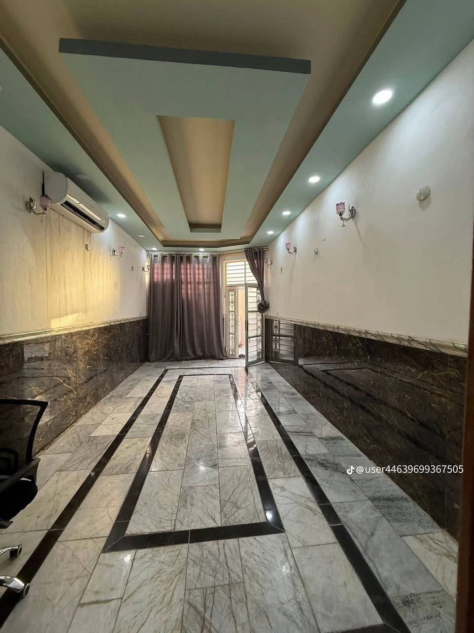 دار للبيع مساحه ١٣٠ متر حي الجمعيه خلف شارع الوائلي 
شارع ١٠ مفتوح عله شارع ٢٠ قرب متنزه الأرجوان 
طابق ونص غرفتين نوم مال جناي نضيف البيت 
للاستفسار ***********
