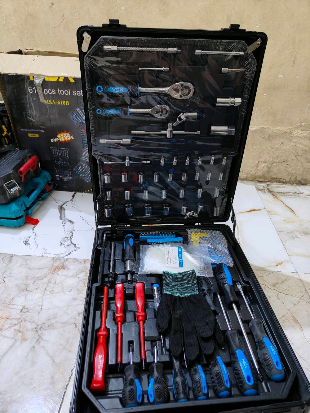 جنطه عده صباين كامله بيه تقريبا 130قطعه هيج