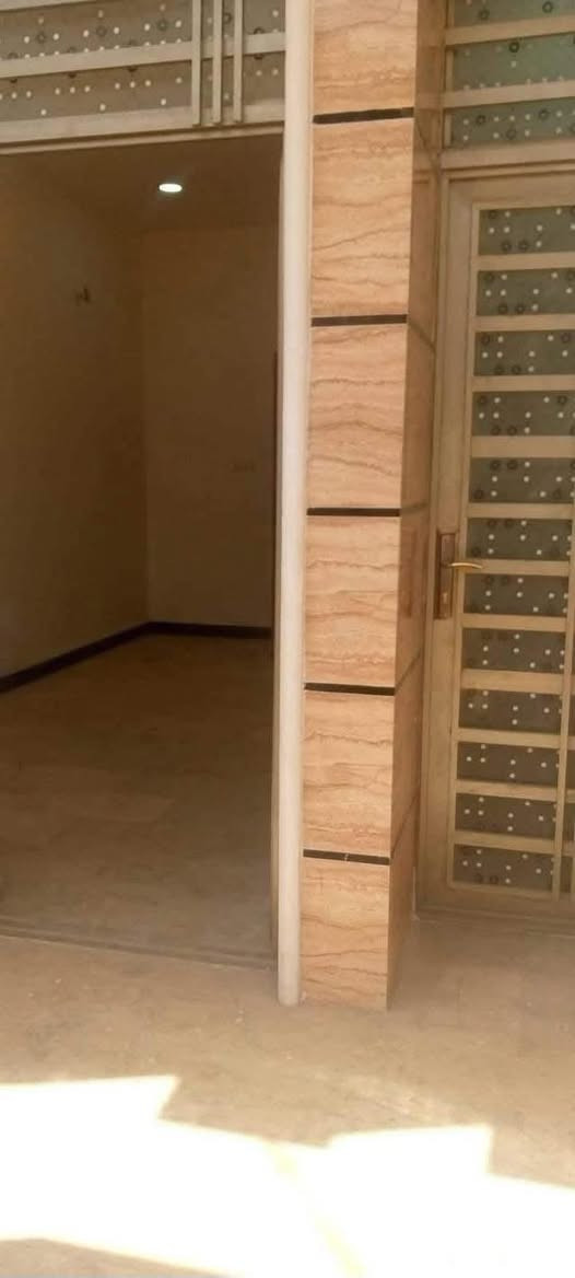 🔸مشتمل #للايجار 👋🏠
  100متر مربع بناء حديث بناء سنة 2025 
حديث🔑كامل مكمل

🔸الطابق الاول1️⃣: كراج ومدخلين واستقبال ومطبخ 
حار وبارد وخدمات وغرفه نوم جوه
الطابق الثاني    2️⃣: غرفتين نوم وبلكونه وخدمات
الطابق الثالث.  3️⃣: بيتونه وسطحين امامي وخلفي

🔸موقع العقار ممتاز📍الشعب قرب محطه سما بغداد ومعمل الجكليت الابيض تابع وداخل الى منطقه الشعب   

 🔸مع الدار محتوياته للاستفاده وللاستخدام ماطور ماء + سخان + تانكي + واير وجوزه سحب وكابينه انترنيت + كهربائيات البيت كلها شغاله وكامله 

🔸السعر الايجار : نهايته 500الف قفل رجاءا بلا احراج

 #ملاحضه التاكد من قراءة المنشور والصور العقار قبل لاتتعنه وتتصل هل يناسبك او ميناسبك كافا التفاصيل مذكوره واضحه مع الصور تحياتي للجميع

معروض بمكتب ابو علي الدراجي للعقار 🏛️
المكتب مجاز رسميآ _ وؤكيل منصه عقاريه ✅
الشعب-نهايت شارع الصحه-مقابيل كرزات ركن الصحه 
***********📞 
***********📞
