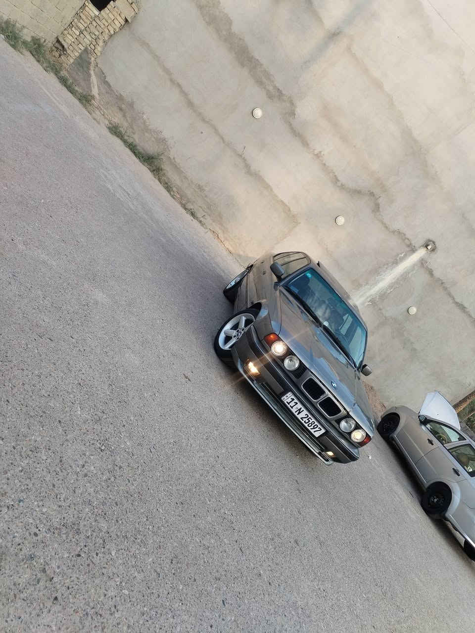 Bmw 525 موديل 91
 اصل مسكر عدل وارد يابان 
صفاح السياره موس 
سلايد شغال  4 جام شغال
تبريد ثلج
محرك وكير كفاله
برده خلفيه داخل جلد أسود m
دركه m سنتر لك شغال 
سياره بلاد بدون حادث بدون حادث نهائيا
بدون خياس بدون صبغ دواخل صبغ عام جماليه
كهربائيات وضفاير كلها عالبلاد بدون جطل واحد
ويل شنايزر أصلي 17 تخم تاير نضيف جدا
ستعمال شخصي
رقم بغداد دولي باسمي هزه وسنويه لل31
السعر 65 وبي مجال
***********  خط وبي واتس
