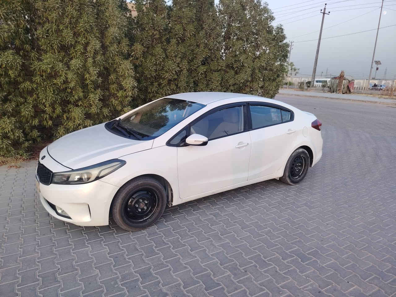 سلام عليكم لبيع سيراتو موديل 2017 خليجي محرك 1600 محرك وكير وتبريد ع شرط رقم اربيل الماني تحويل او وكاله حاضر مكاني بالنجف سعر114 وبيه مجال بصيط  بيها 3 قطع صبغ بدون فتح وبدون دواخل  سياره جاهزه الاستفسار ***********
