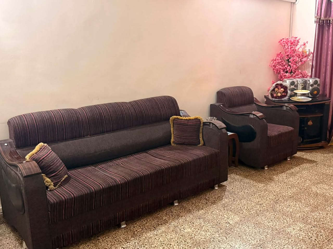 هذا الطخم للبيع نضيف ومابي شي هو والميزين معانو نريدهم ب  300 مال عشر نفرات
***********
