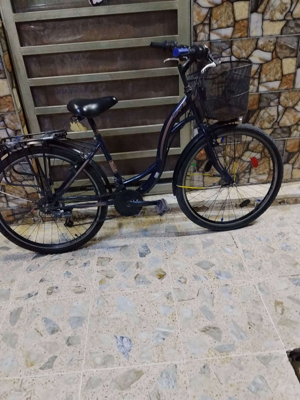سلام عليكم بايسكل للبيع نضيف مابي اي عيب تأيرات ابلاد بريكات شغال بايسكل جاهز مابي اي نقص السعر 70وبي مجال الشراي ***********
