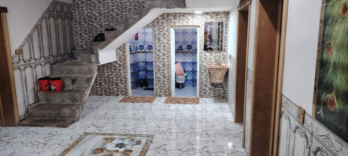 سلام عليكم بيت للبيع السكك الجربوعيه مقابيل حسينية الكوثر مساحه ٢٠٠ متر طابو زراعي سند ٢٥ سنه البناء ٢٠٢٤ مداور اسهم كونكريت مسلح بناء طابوك غرفتين وصاله وحده من الغرف سويت قريب على شارع العام علمنا البيت يقع على شارعين ***********
