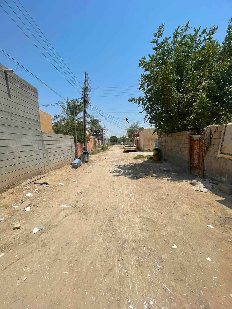 قطعة ارض للبيع مساحه 180متر دار زراعي
مدفونه ومحوله وجاهزه لبناء متوفر كاف الخدمات ماء وكهرباء 

ع شارع ريسي مكان القطعه حي الزهراء سبعه نيسان قرب مضيف الكصب محمد الخضير العباس سعر مناسب تصل وبخدمتك ***********
