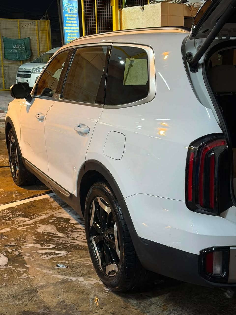 السلام عليكم 
من رخصة الادمن والاخوة المحترمين 
كيا تيلورايد 2024
ماشي 40
فئة Ex
بغداد بسمي حرة تحويل ثاني يوم 
بيها تكحيل بسيط الحدث دعامية فقط لا صبغ ولا تبديل 
مكينة 3800
رادارات
كشنات جلد تدفئة تبريد 
كاميرات خلفية 
فتحة قمارة 
7 راكب 
جنطة كهرباء 
كشنات كهرباء 
وضعيات قيادة 
مواصفات كثيرة لا تعد ولا تحصى الي جانيها يعرفهن 
السعر289 وبيها مجال للشراي واني بالخدمة مكاني بغداد 
مكاني بغداد
***********

نص مكتوب في الصور:
- 41411815