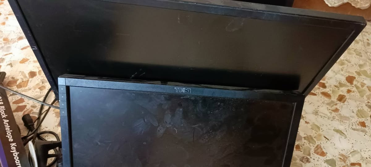 للبيع 
Dell OptiPlex 3010 MT

المعالج: Intel Core i3 / i5 / i7

المقبس: LGA 1155

الشريحة: Intel H61

الرام: DDR3

شقوق الرام: 2

أقصى رام: 8GB

سرعة الرام: 1333 / 1600MHz

التخزين: SATA HDD

منافذ SATA: 4

DVD: DVD±RW

كرت الشاشة: Intel HD Graphics

PCIe x16: منفذ واحد

PCIe x1: 3 منافذ

كرت شاشة منفصل: حتى 75W

الشبكة: Gigabit LAN

الصوت: HD Audio

USB: USB 2.0

الباور: 265W

موديل الباور: H265AM-00

Dell P/N: D265A001L

DP/N: 0GVY79

دخل الكهرباء: 90–264V

تردد الكهرباء: 47–63Hz

خط +12V: 17A + 9A

أقصى قدرة +12V: 240W

أقصى قدرة +3.3V و+5V: 90W

مروحة الباور: 80×25mm

الشكل: Mini Tower (MT) 

كيبورد عدد 3 
سماعات عدد 2
ماوس عدد 2
شاشات عدد 2 وحدة حجم 24 وحدة حجم 20

خلي سعرك عجبني ابيعلك تكسر بل حلال احضرك 
سبب البيع مستعجل علمود فلوس 
***********
