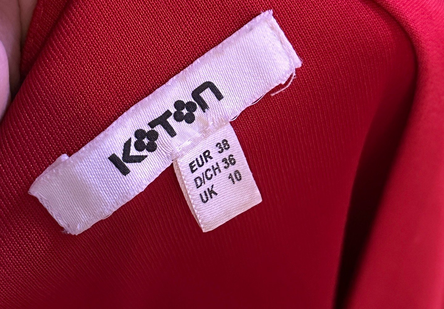 فستان احمر ناري من ماركة koton قياس 38 يلبس يلبس وزن من 55  لحد٦٥
ملبوس مرة وحدة نضيف كلش وقماشة ثكيل ومبطن 
السعر 30
وين موقعك/شنو المحافظة أو المنطقة حتى يعرف المشتري شلون يستلمه؟: 
بغداد 
الفستان أكو بيه أي عيوب أو آثار لبس غير اللي ذكرتِه، لو حالته مثل الجديد؟: 
نضيف جديد 
السعر 30 شنو المقصود بيه بالضبط: 30 ألف دينار لو غير شي؟ وهل بيه قابلية للمساومة أو التوصيل؟: 
30 الف دينار 