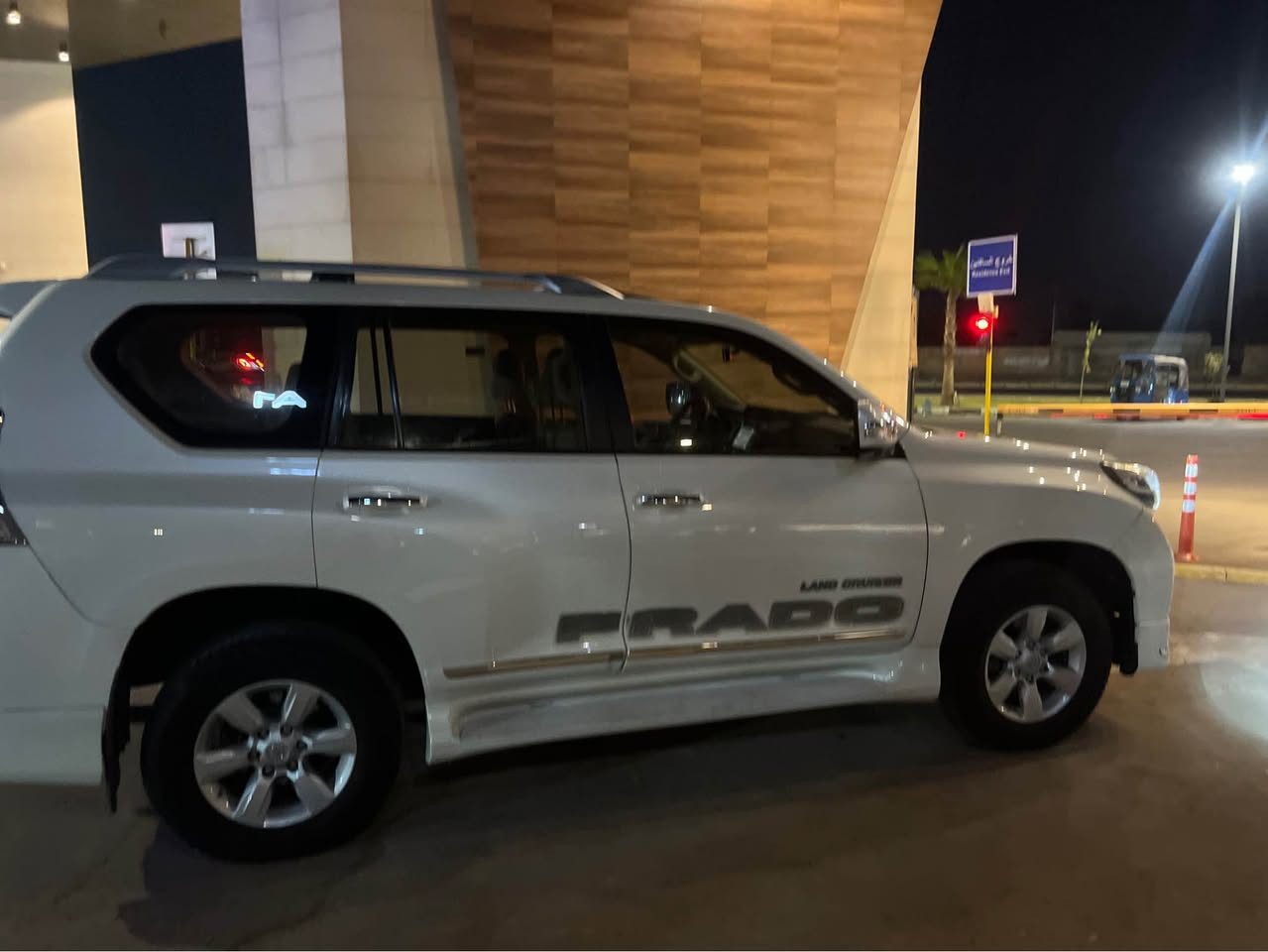 السلام عليكم برادو موديل ٢٠١٤ خليجي وكالة ساس مواصفات الفول المحرك والكير كفالة والسيارة مكفول من الصبغ والتبديل تخم تاير جديد ونظافة الغرفة ٩٥ ./. جاهزة من جميع النواحي 
فتحة سقف سلايت 
محرك ستة سلندر 
تبريد مركزي ثلاث قطع
فور ويل
سبعة راكب جلد
المقاعد الامامية كهرباء 
بصمة ابواب وتشغيل 
تشغيل عن بعد 

حساس امامي خلفي
سبير تعليك
هوك خلفي
اضاءة زنون
تحكم ستيرن
اشاير مري والمري شفط
مكانها بغداد وسعرها ٢٩٠ للاتصال 
*********** بغداد, العراق
