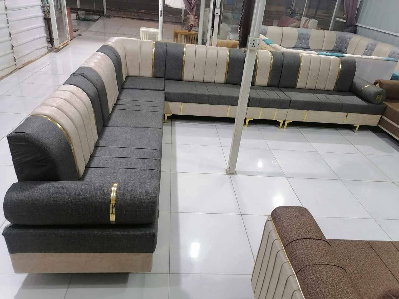 ديوان يشغل مسافة سبع امتار ع شكل حرف L متوفر اكثر من موديل أشتغل ع المتر العنوان العزه القديمه قرب التارتان ع الدجيلي للأستفسار  *********** واتساب دهل اوران, واسط
