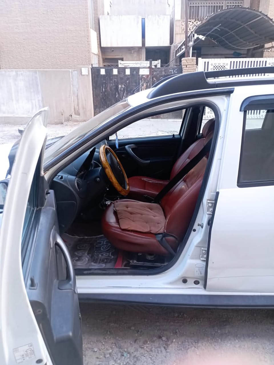السلام عليكم 
سيارة للبيع رينو داستر ٢٠١٣
سياره ماشية ٢٧٩ ألف مشروع وطني 
مكان سياره بابل ورقم سياره بابل 
سياره جاهزه من كلشي مابيها أي رشة صبغ
ماعدا طخات مثل ماموضح بصور 
سعرها ٦٨ وبيها مجال 
***********
