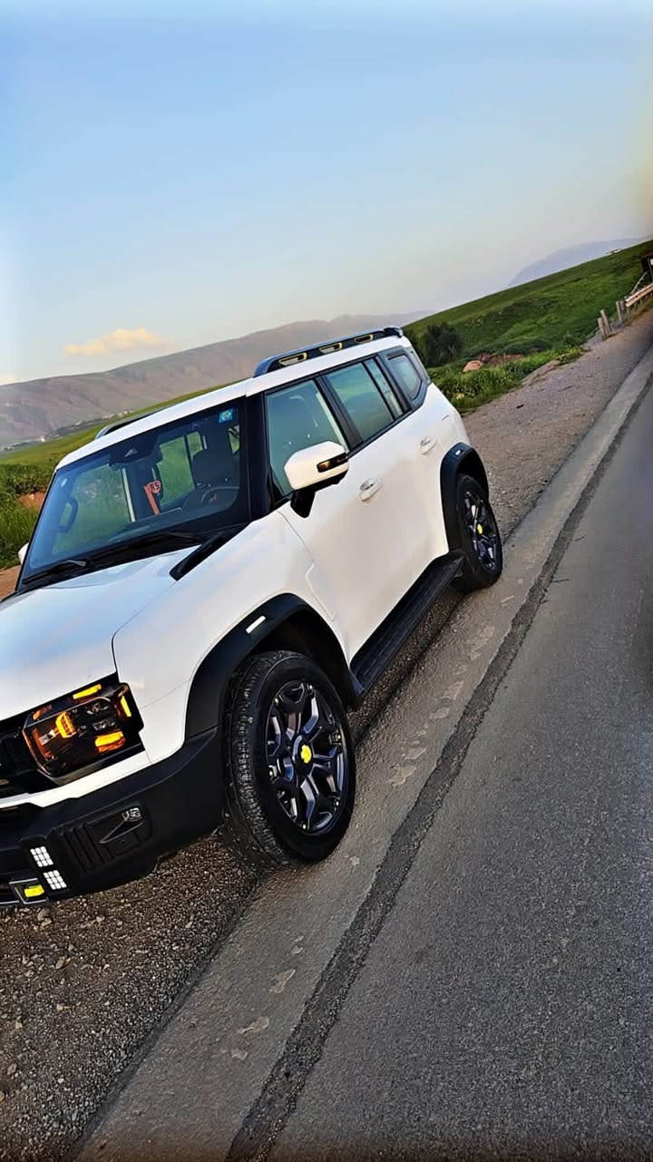جتور T2 2.0L LUXURY PLUS
الموديل: 2025 
المحرك: 4 أسطوانات L2.0 تيربو 254 حصان حقن مباشر
ناقل الحركة: اوتوماتيكي من 8 سرعات 
العداد:  39000قابل لزياده 
استهلاك الوقود: 8.83 لتر لكل 100 كم

الضمان الأساسي: 6 سنوات وعداد كيلومترات مفتوح 
رقم الهاتف ***********

المواصفات
* نظام دفع رباعي متطور من BorgWarner 
* إطارات قياس 20 إنچ
* فتحة سقف بانوراما
* مقصورة الركاب من الجلد الفاخر
* مقعد السائق والراكب كهربائية
* مقاعد السائق والراكب مزود بذاكرة لحفظ 3 وضعيات الجلوس
* مقعد السائق مساج
*مقعد السائق مبرد ومدفاء
*مقعد الراكب مبرد ومدفاء
*عروض ضوئية وموسيقية استعراضية متعددة
* كاميرات محيطية 540 درجة
* شاشة التحكم بقياس 15.6 إنچ
* شاشة القيادة بقياس 10.25 إنچ
* نظام أبل كاربلاي وأندرويد أوتو
* نظام أوامر وتحكم صوتي
* نظام صوتي متطور 12 سماعة من Sony 
*رادار تفاعلي
* تحذير مغادرة المسار
* نظام القيادة شبه الذاتية
* نقطة عمياء
* نظام التحذير من التصادم الأمامي و الخلفي
* إنارة محيطية
* إنارة ترحيبية
* المرايا الجانبية قابلة للطي كهربائياً ومدفئة
* شاحن هاتف لاسلكي سريع
* خاصية إغلاق الشبابيك وفتحة السقف عن بعد
* مصابيح أمامية أوتوماتيكية زينون مع مصابيح نهارية LED
* التكيف التلقائي مع الضوء القريب والبعيد
* الشباك الامامي مع شعار جيتور مضاء
* مسند الذراع الوسطي مع ثلاجة
* دخول ذكي (بصمة)
* تشغيل عن بعد
* دوسات جانبية
* نظام تقليل الضجيج النشط
* نظام إيقاف وتشغيل المحرك التلقائي
* صندوق شفط
* نظام الفرامل اليدوية الاوتوماتيكي Autohold
*  وضعيات قيادة متعددة للطرق الوعرة
*6 وسائد  هوائية
