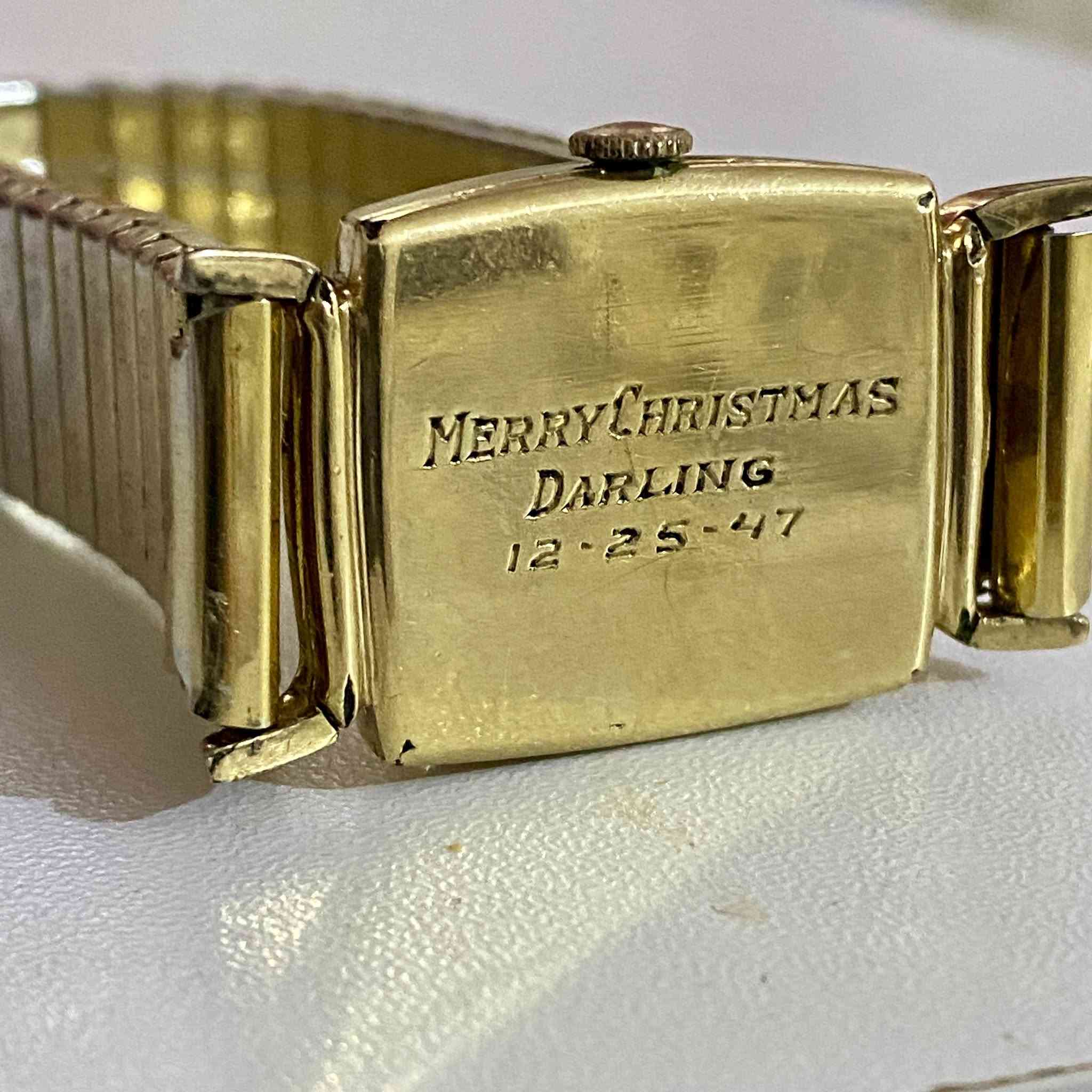 لونجينز (LONGINES) 

سويسري فنتج انتاج العام ( 1947 ) 
نصب تكويك 17 حجرا 
تغليف ذهب 10 ( 10k gold filled )
ميل ثواني منفصل على الرقم 6
مينا شامبان بارقام عربية 
سير ذهبي مطاط 
ابعاد الساعة : العرض 23 ملم بدون قياس التاج / الطول 28 ملم دون قياس العروة (الاذان)
الماكنة نظيفة جدا 

توصيل لجميع المحافظات العراقية 
واتساب على الرقم ( *********** ) .

السعر النهائي : 120 دولار 

#ساعات 
#ساعات_فنتج 
#watch_men_vintage
#hamilton_watch
