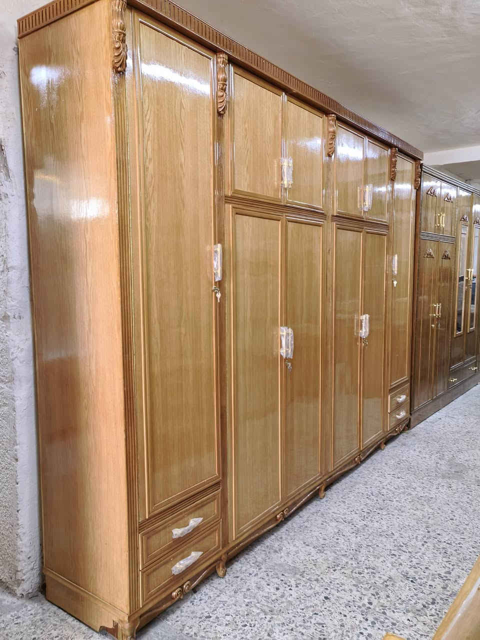 ٦ وملحق سنديان شغل جديد غير مستعمل
للحجز والاستفسار التواصل على الرقم ***********
بغداد السيديه حي الاعلام
