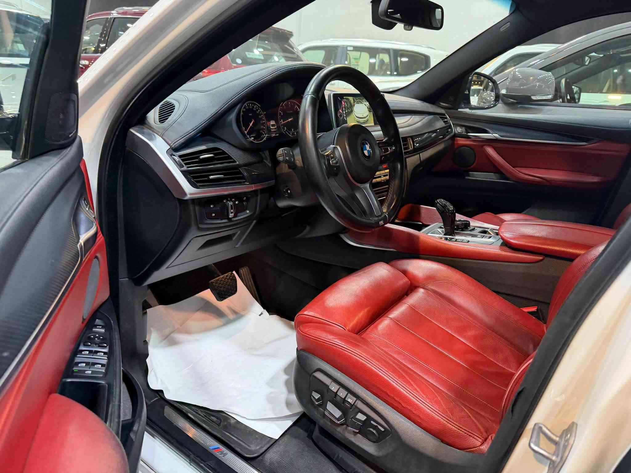 السلام عليكم ورحمة الله وبركاته للبيع
Bmw X6 M50i X Drive
Carbon Fiber package 
السياره فول مواصفات موديل 2015
ماشية 125 كم 
بدون صبغ مكفولة
اعلى مواصفات بهاي الفئة 

مكان السياره بغداد 
للاستفسار ***********
