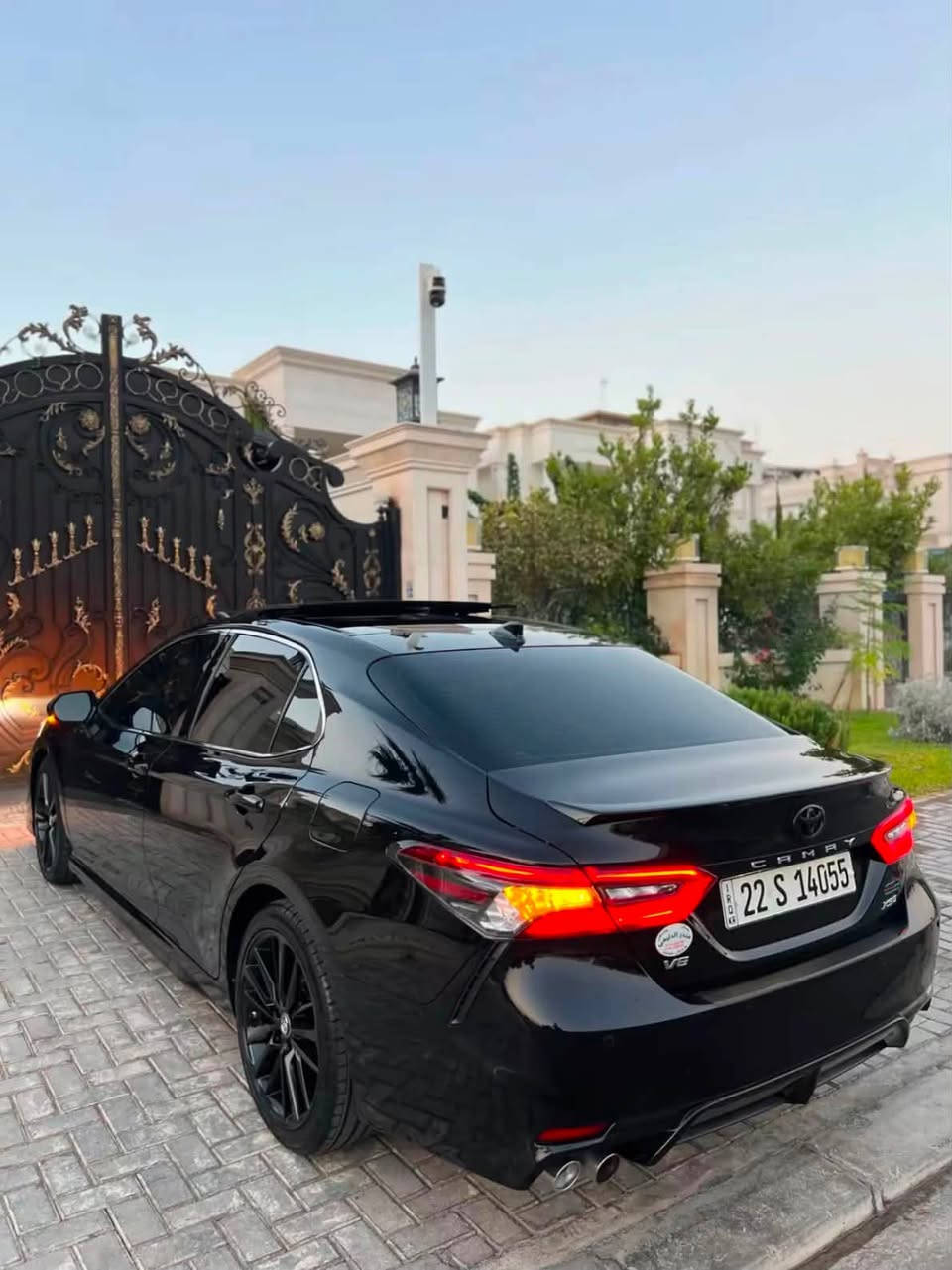 كامري 2023 (V6) "XLE plus" 🖤
للتواصل والاستفسار (نور : ***********)
موقع السيارة اربيل معرض منذر الدليمي 1️⃣.
المواصفات ⬇️.

• محرك V6 سعة 3.5 لتر "محرك افلون"
• جنوط رياضية قياس 19 إنش
• سقف بانوراما كهربائي
• مصابيح LED أمامية وخلفية
• إنارة نهارية LED
• كشافات ضباب LED
• شبك XSE رياضي باللون الأسود
• جناح خلفي رياضي
• عادم مزدوج
• مرايا كهربائية مع طي وتدفئة
• فتح الشنطة كهربائياً
• دخول ذكي بدون مفتاح
• تشغيل المحرك بالبصمة
• حساسات أمامية وخلفية
• رادار أمامي
• كاميرا 360° (5 كاميرات)
• مراقبة النقطة العمياء (Blind Spot)
• تنبيه حركة المرور الخلفية (RCTA)

المواصفات الداخلية:
• مقاعد جلد رياضية
• مقعد السائق تحكم كهربائي مع حفظ الذاكرة
• مقعد الراكب تحكم كهربائي
• تدفئة وتهوية للمقاعد الأمامية
• مقود جلد متعدد الوظائف
• شيفتات خلف المقود (Paddle Shifters)
• شاشة معلومات وترفيه كبيرة
• شاشة عدادات رقمية
• عرض المعلومات على الزجاج الأمامي (Head-Up Display)
• شاحن لاسلكي
• Apple CarPlay
• Android Auto
• نظام صوت JBL Premium
• تكييف أوتوماتيك ثنائي المناطق
• إضاءة داخلية Ambient Light
• منافذ USB وType-C
• فرامل يد إلكترونية مع Auto Hold

أنظمة الأمان:
• مثبت سرعة راداري
• المحافظة على المسار
• تحذير مغادرة المسار
• مكابح طوارئ أوتوماتيكية
• قراءة إشارات المرور
• 10 وسائد هوائية
• نظام الثبات الإلكتروني
• مانع الانزلاق
