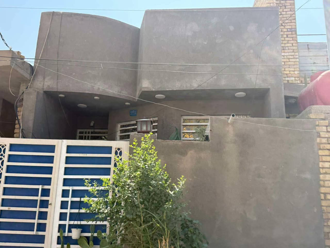 بيت لبيع مساحه  ١٠٠ م   يحتوي عله غرفه نوم وصاله وستقبال وصحيات   عنوان حي الجامعه طولاني بناء ٢٠٢٣ بي سطحين وبيتونه طابق واحد رقم القطعه ٦٥٥ مامطلوب تحويل نفس اليوم بناء طابوق شارع١٠ م اول فرع  عن الشارع العام قرب مجمع الرواد عبرة شارع عن الفلاحية مقابيل السفينة ماركت سعره 90وبيه مجال لمراجعه دلاليه سيد حيدر ***********

