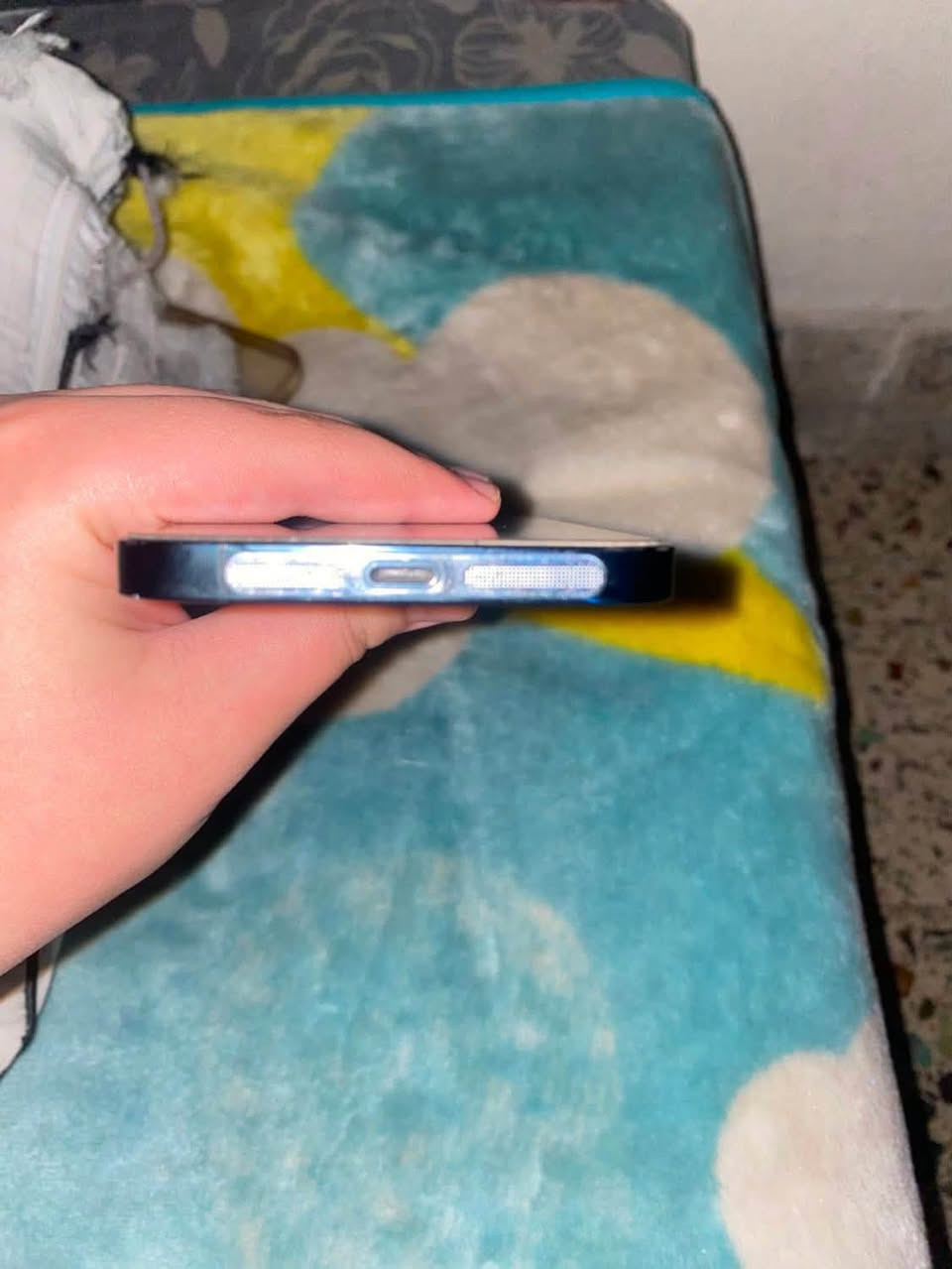 ايفون12 pro نضافه عاليه للبيع سعر 300 الف و بي مجال بصيط الي يريده يراسلني على رقمي وتساب الرقم ***********
