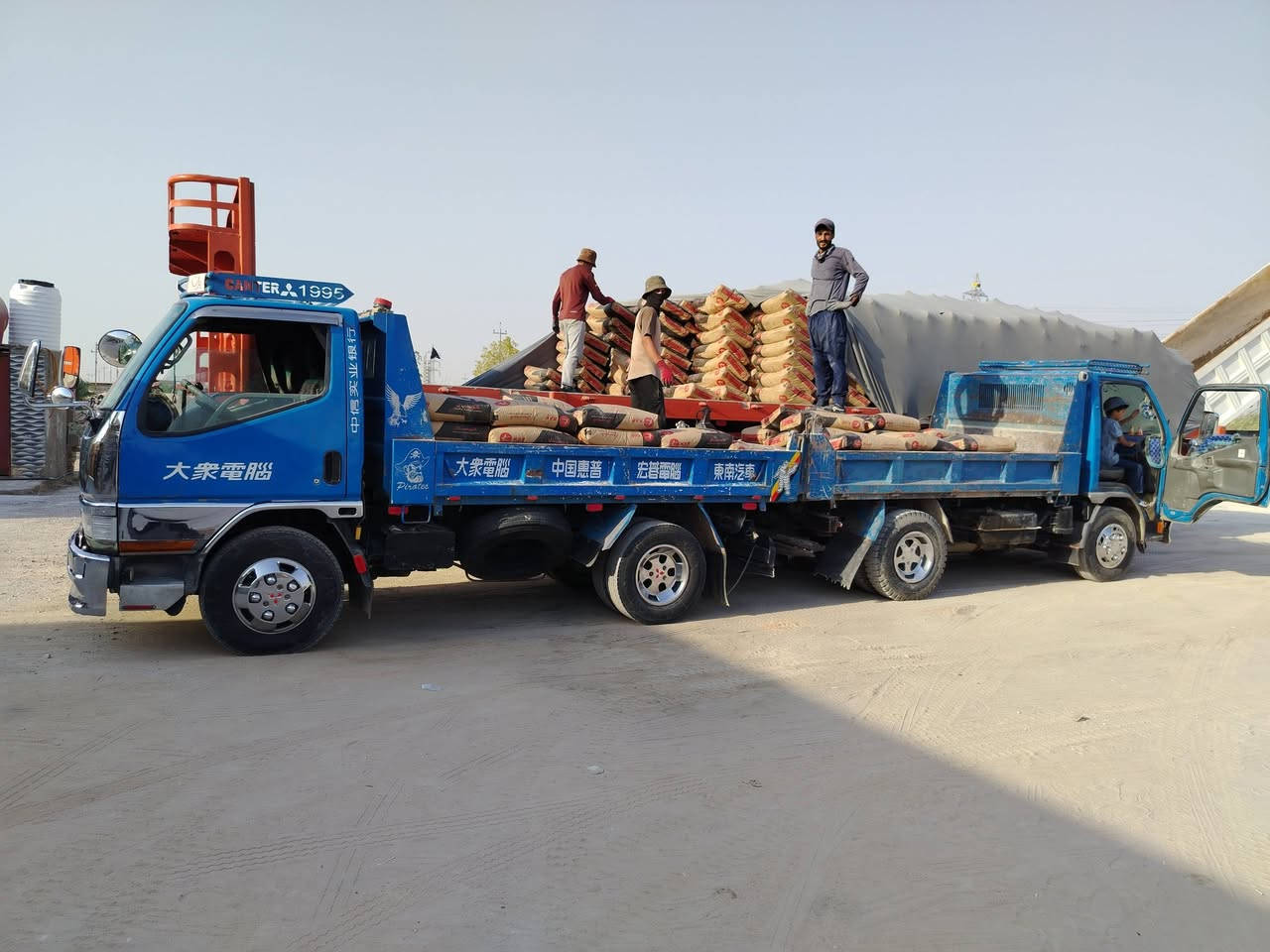 سكلة لبيع مواد البناء
قرب محطه سما الفرات  اسعار مناسبه وأجره قليله

سمنت الطن ٩٢ الف

رمل زبير      ٣٠ الف.    تك  ١٣٠ الف

رمل ناعم      ٤٠ الف.    تك ١٧٠ الف

حصو جلات  ٤٠ الف.    تك ١٥٠ الف

بحص           ٤٠ الف.    تك ١٥٠ الف

طابوك          ١٣٠الف     تراب حلو ١٥ الف

زميج زراعي.  ٤٠ الف.    جلمود ٤٠ الف

للتواصل والأستفسار الاتصال بالرقم

***********    ----   ***********@
