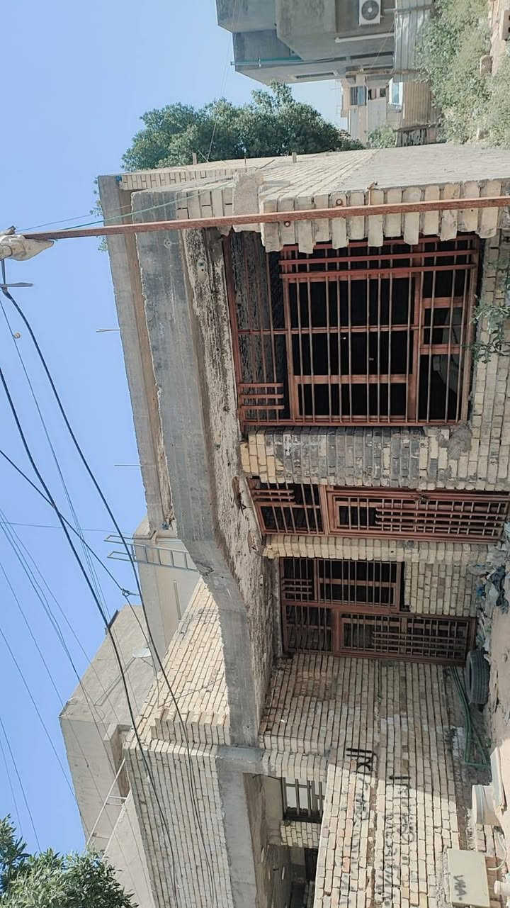 السلام عليكم بيت هيكل بالزعفرانيه الزراعي سعيده خلف جامع الكيلاني 150 متر مبني طابق ونص باقي له ارضيه وجدران لبخ مي ومجاري وكهرباء مؤسس للبيع والاستفسار اتصل على هذا الرقم سعره 75 مليون وبي مجال  سنه 25 عرض الشارع 6 م (***********) (***********)
