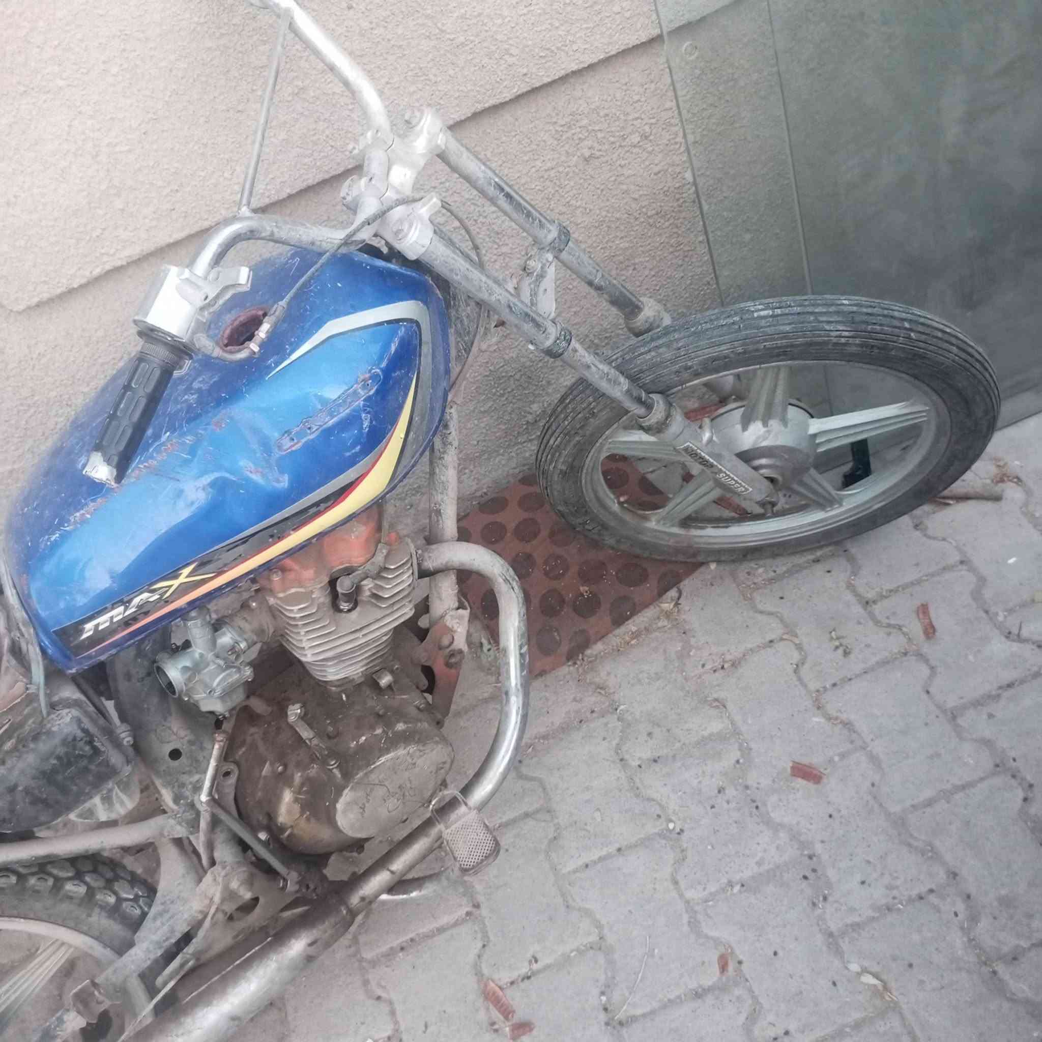 للبيع ماطور 4كير سعر 100قفله يحتاج ترتيب بسيط يشتغل محرك مابي عيب
