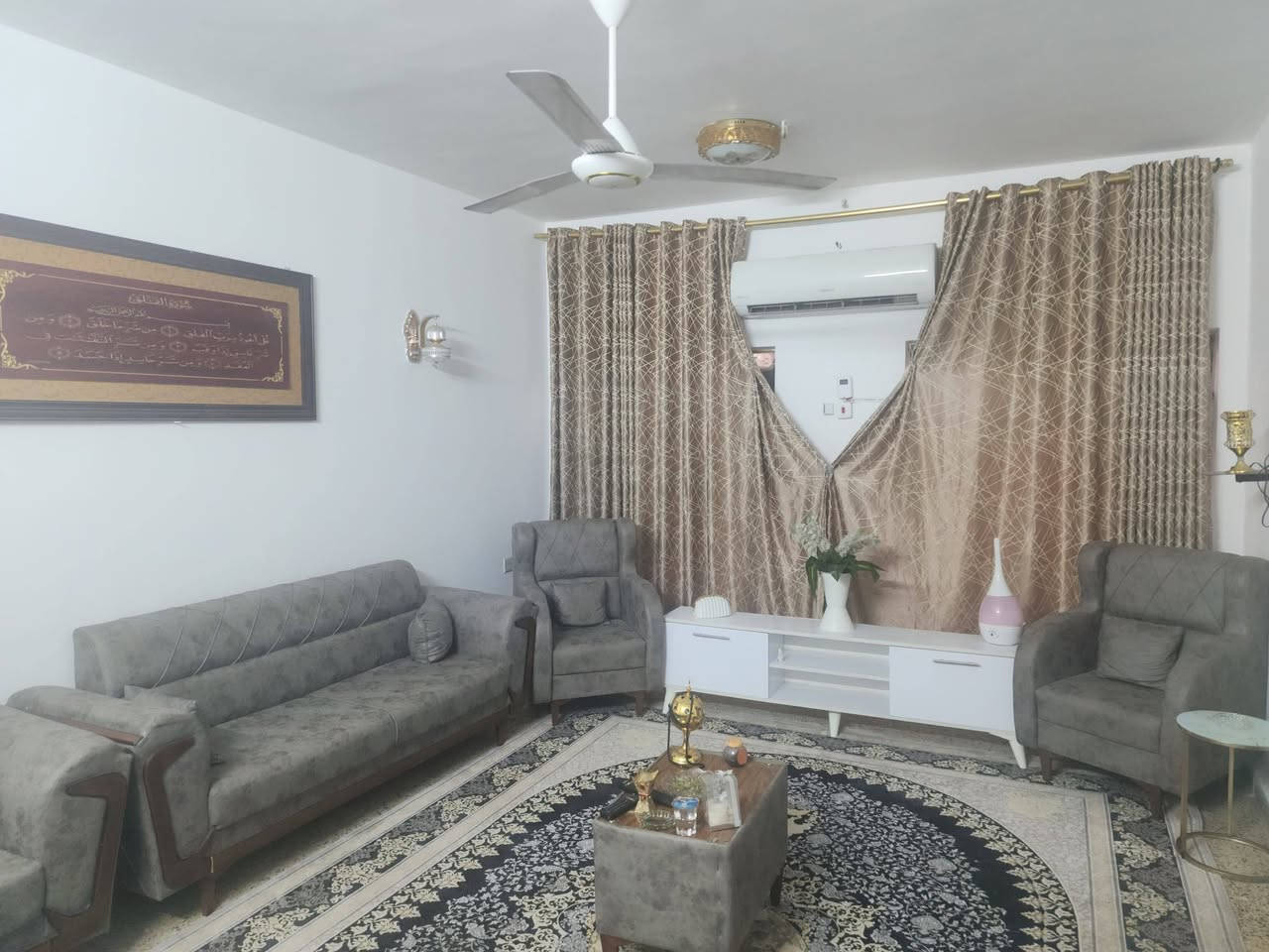 بيت للبيع في حي الجهاد الخارجيه مربع النخيل 
المساحه:200م
يحتوي البيت على:3 غرف 🛏️/3حمامات🛁/صاله واسعه / وهول / ويحتوي على منضومه تبريد مركزي مجرد تصليحات بسيطه وترجع تشتغل / وبلكونه 
للتواصل والاستفسار:***********
