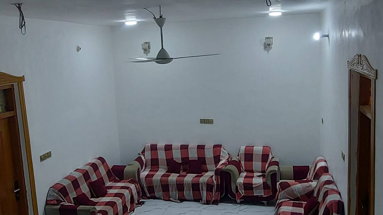 دار للبيع مساحة 240 غرفتين وصاله وبراني مطابخ ثنين مجمع صحيات داخلي وخارجي الاساس صب والسقف صب كافة الخدمات متوفره طابو زراعي سند 25 قرار محكمه السعر 70 وبي مجال العنوان الزيتون حي الحلاوي 
موبايل ***********
