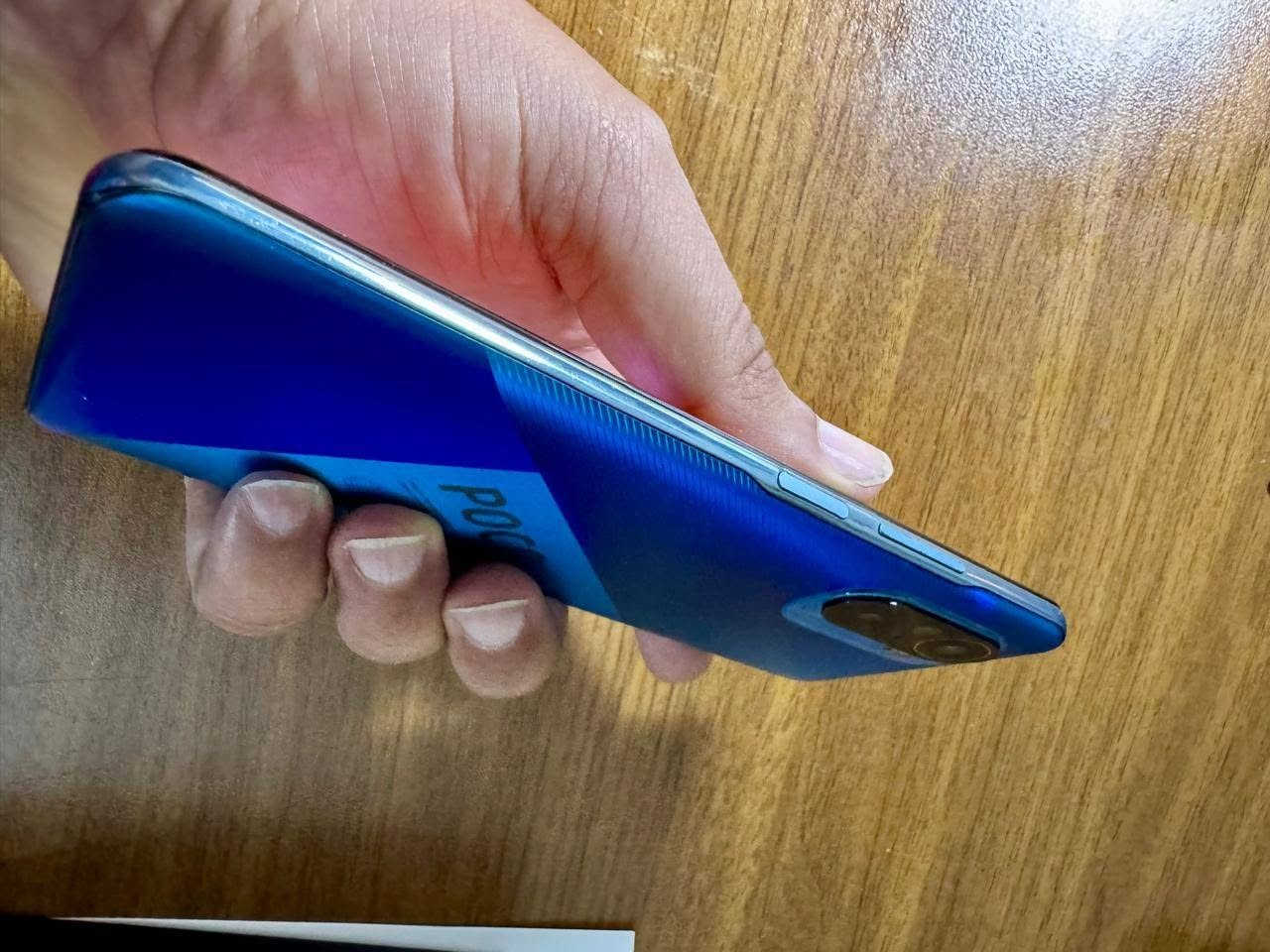 للبيع تلفون بوكوفون اف 3 نسخة 256 رام 8 كيكا
جهاز حيل نضيف مع الباكيت مكفول من الفتح والتصليح مواصفات

‏📱 POCO F3 8/256GB
* الرام: 8GB LPDDR5
* التخزين: 256GB UFS 3.1
* المعالج: Snapdragon 870 5G، بدقة تصنيع 7nm، بسرعة تصل إلى 3.2GHz
* كرت الشاشة: Adreno 650 
* الشاشة: 6.67 بوصة AMOLED
* الدقة: 2400×1080 FHD+
* التحديث: 120Hz
* اللمس: 360Hz
* الحماية: Gorilla Glass 5
* الكاميرا الخلفية: 48MP + 8MP واسعة + 5MP ماكرو
* الأمامية: 20MP
* تصوير الفيديو: 4K@30fps
* البطارية: 4520mAh
* الشحن: 33W سريع 
* الشبكة: 5G
* السماعات: ستيريو مزدوجة + Dolby Atmos
* Wi-Fi: Wi-Fi 6
* NFC: موجود
* بصمة: جانبية
* الوزن: 196 غرام
* السماكة: 7.8 ملم 
والأهم: رغم أن الجهاز قديم نسبيًا، معالج Snapdragon 870 بعده قوي جدًا للألعاب والاستخدام اليومي، ونسخة 8/256 هي الأفضل من نسخ F3.
السعر 225 الف مجال قليل 
العنوان بغداد 
للتواصل *********** يوجد واتس اب
