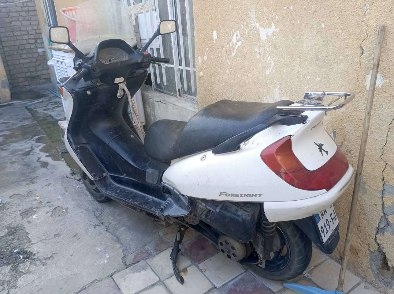 دراجة للبيع 
‏فورزة  0 6 اوراق بيها نقص ورقة 
‏الدراجة نضيفة مثل مموضح بالصورة 
‏مكينة ممفتوحة 
‏عطلها السلف واكف 
‏سعرها 300 وبيها مجال بسيط 
‏عنوانها جسر ديالى القديم 
‏للأستفسار اكثر ***********
‏

