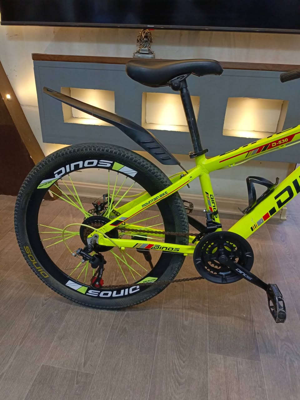 🚲 بايسكل DINOS جبلي للبيع
الماركة: DINOS
النوع: بايسكل جبلي (Mountain Bike)
مقاس التايرات: 26 إنج
شوك أمامي لامتصاص الصدمات
غيارات متعددة أمامية وخلفية
فرامل دسك (أقراص) أمامية وخلفية
جنوط رياضية
حامل قنينة ماء
واقيات طين أمامية وخلفية
مسند جانبي (ستاند)
اللون: أصفر فلوري مع أسود
الحالة: نظيف جداً وجاهز للاستخدام
سعر الشراء 170الف الاستخدام قليل جداً
السعر المطلوب 120 الف
للاستفسار الاتصال: ***********
(غرض البيع عدم توفر مكان)
